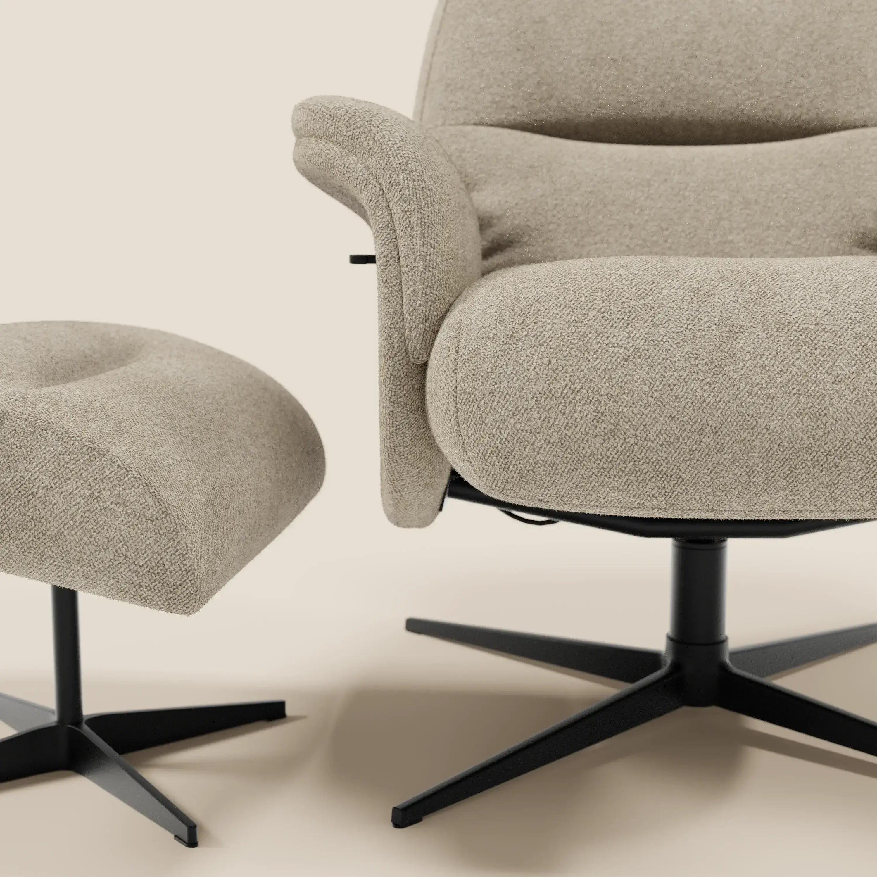 La poltrona relax Lunor reclinabile con pouf poggiapiedi in tessuto bouclé impermeabile T07 beige di Divani.Store è caratterizzata da cuscini morbidi e arrotondati e braccioli angolati su basi girevoli in metallo nero, su uno sfondo beige chiaro.