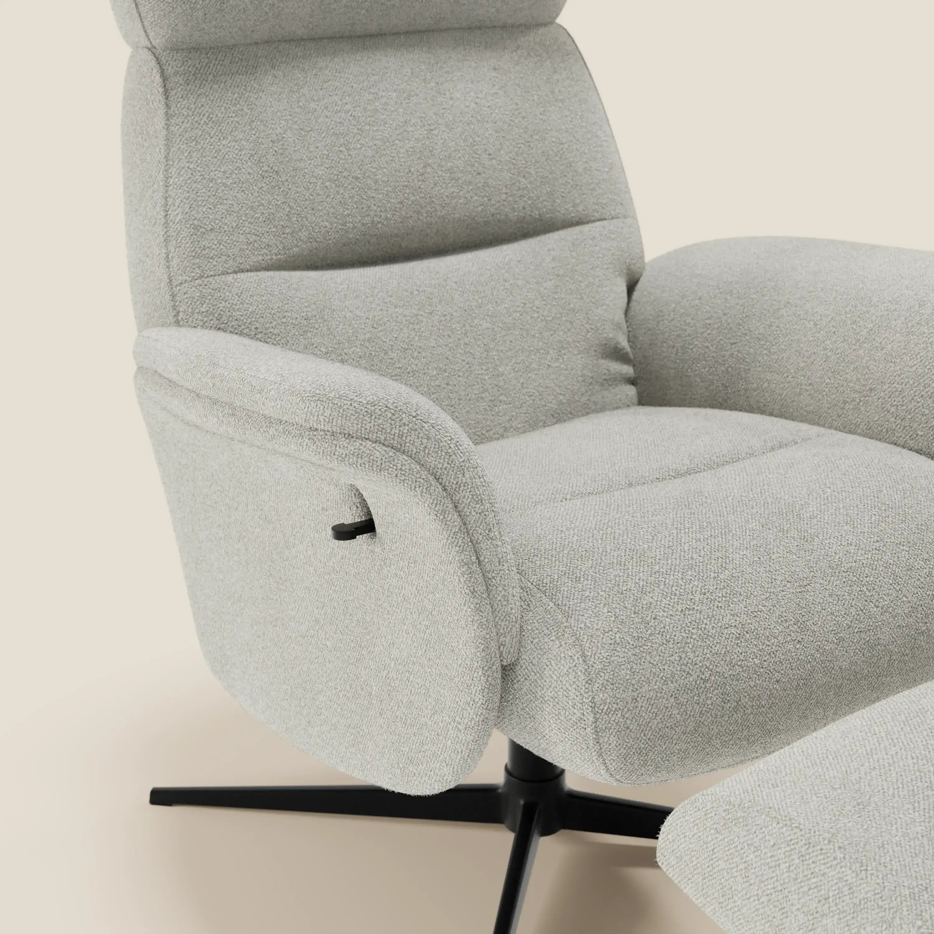 Primo piano di Lunor Poltrona relax reclinabile con pouf poggiapiedi in tessuto bouclé impermeabile T07 bianco di Divani.Store, con braccioli imbottiti, schienale regolabile e base girevole in metallo nero su sfondo beige.
