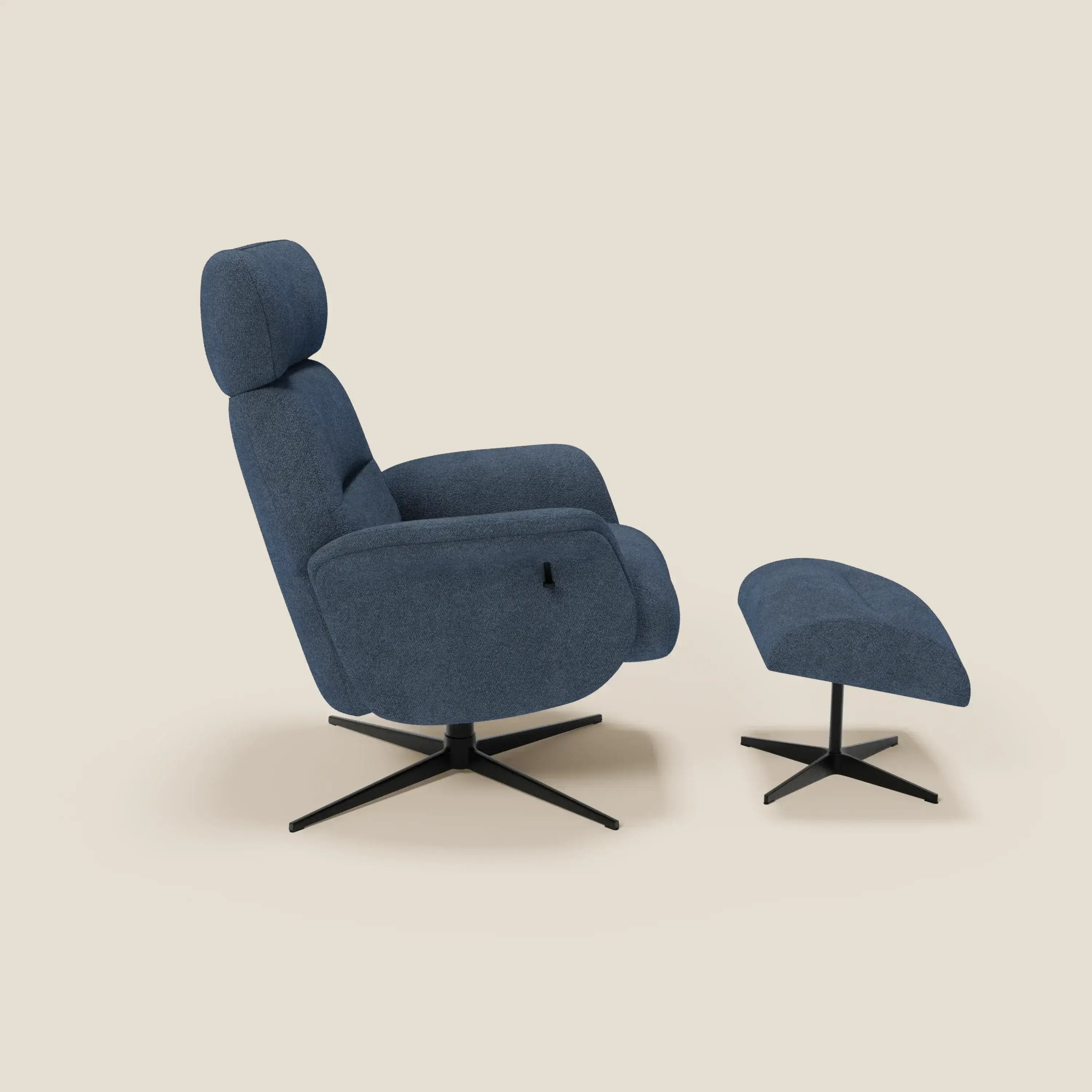 La Poltrona relax Lunor reclinabile con pouf poggiapiedi in tessuto bouclé impermeabile T07 blu di Divani.Store è caratterizzata da un alto schienale imbottito, poggiatesta e braccioli spessi su basi girevoli in metallo nero, su sfondo beige.