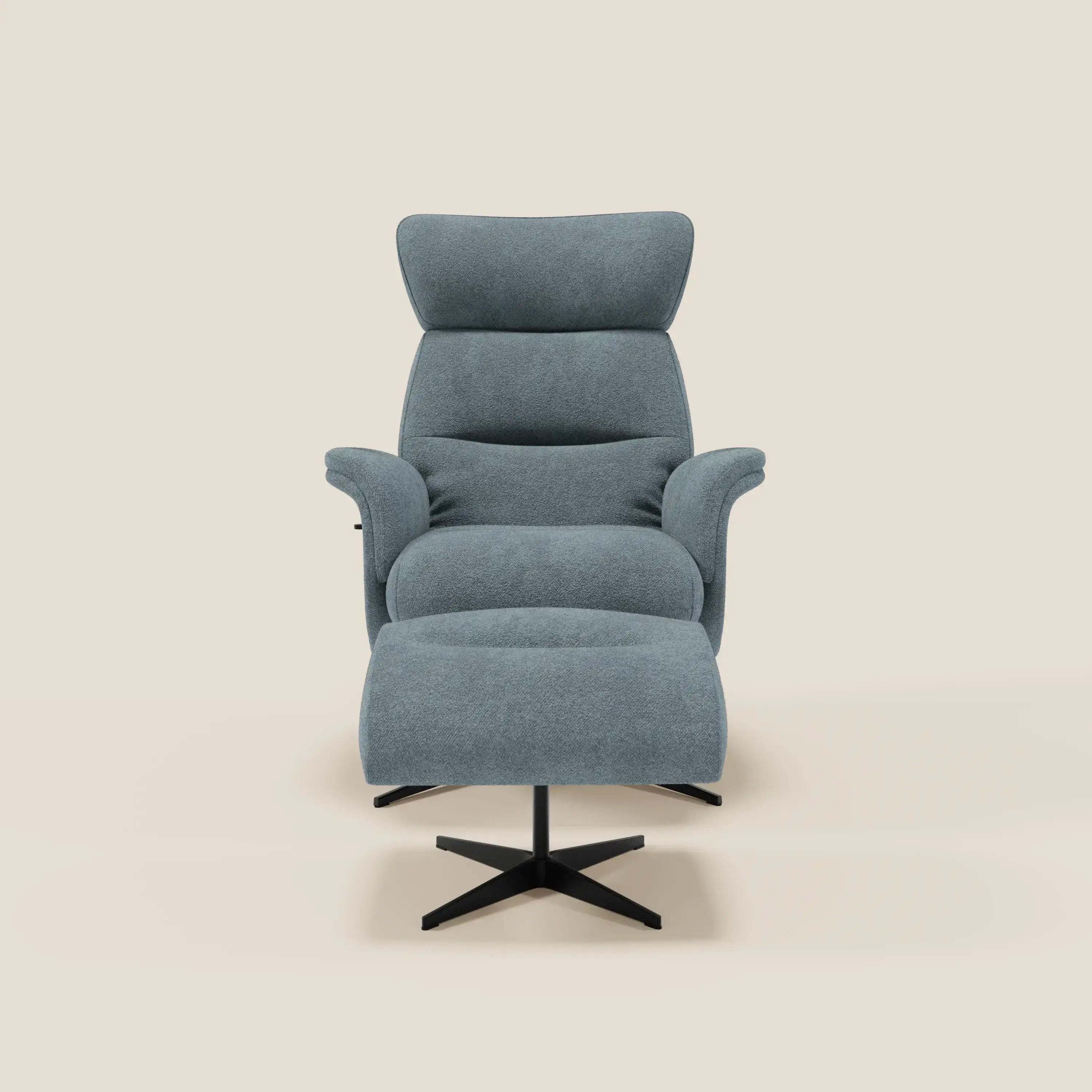 La poltrona relax Lunor di Divani.Store, reclinabile in tessuto bouclé impermeabile T07 carta da zucchero, è caratterizzata da uno schienale alto, braccioli curvi, base girevole nera ed è accompagnata da un pouf coordinato: un comfort moderno su uno sfondo chiaro.