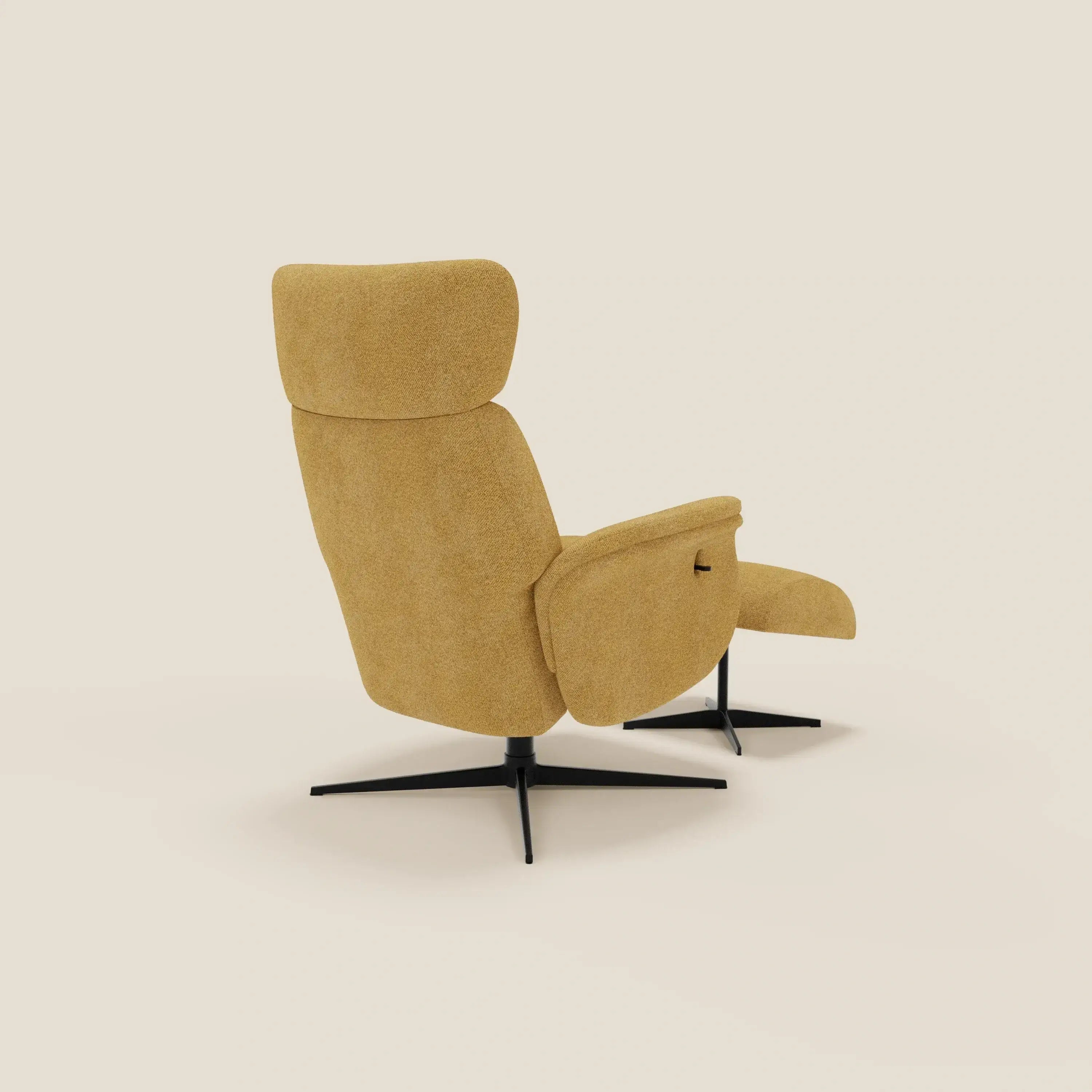 La poltrona relax reclinabile Lunor di Divani.Store è caratterizzata da uno schienale alto, braccioli angolati e una base girevole in metallo nero. In tessuto impermeabile bouclé T07 giallo con pouf abbinato su sfondo beige chiaro.