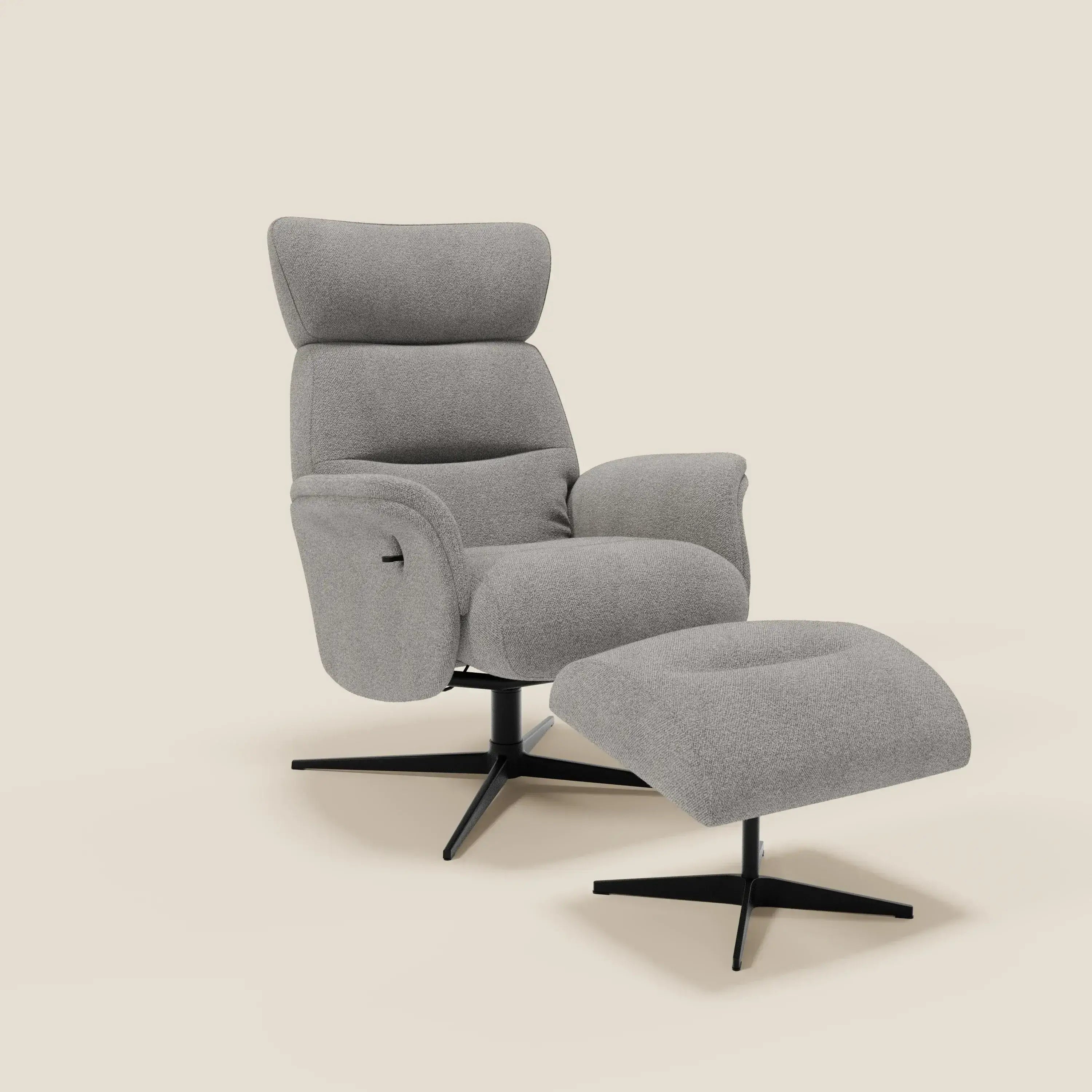 La poltrona relax Lunor reclinabile con pouf poggiapiedi in tessuto bouclé impermeabile T07 grigio di Divani.Store è caratterizzata da una poltrona reclinabile con schienale alto di colore grigio chiaro e da un pouf abbinato, entrambi con basi girevoli in metallo nero, su uno sfondo beige.