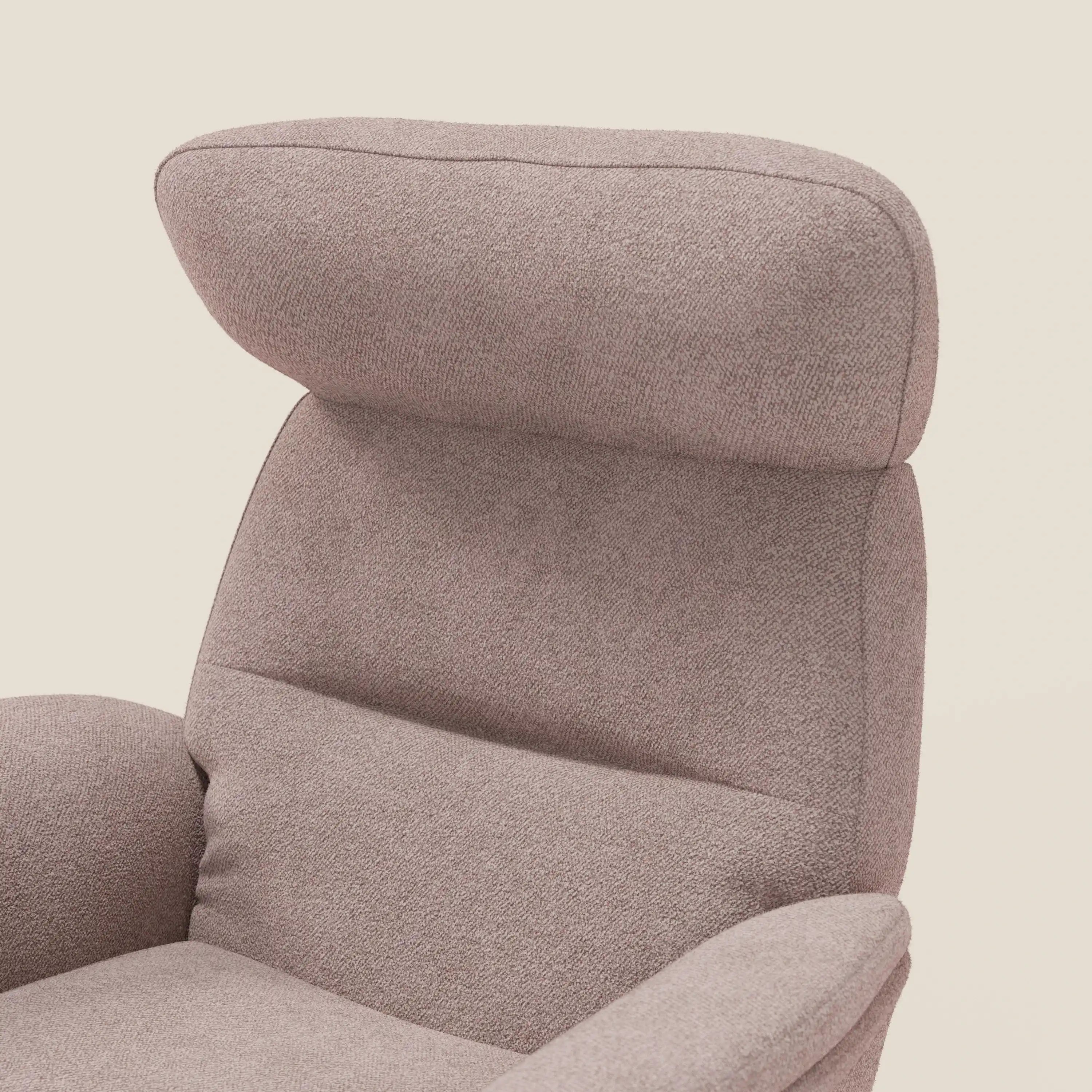 Primo piano di Lunor Poltrona relax reclinabile con pouf poggiapiedi in tessuto bouclé impermeabile T07 rosa di Divani.Store, che mostra l'alto schienale imbottito con poggiatesta integrato e i braccioli curvi su uno sfondo a tinta unita.