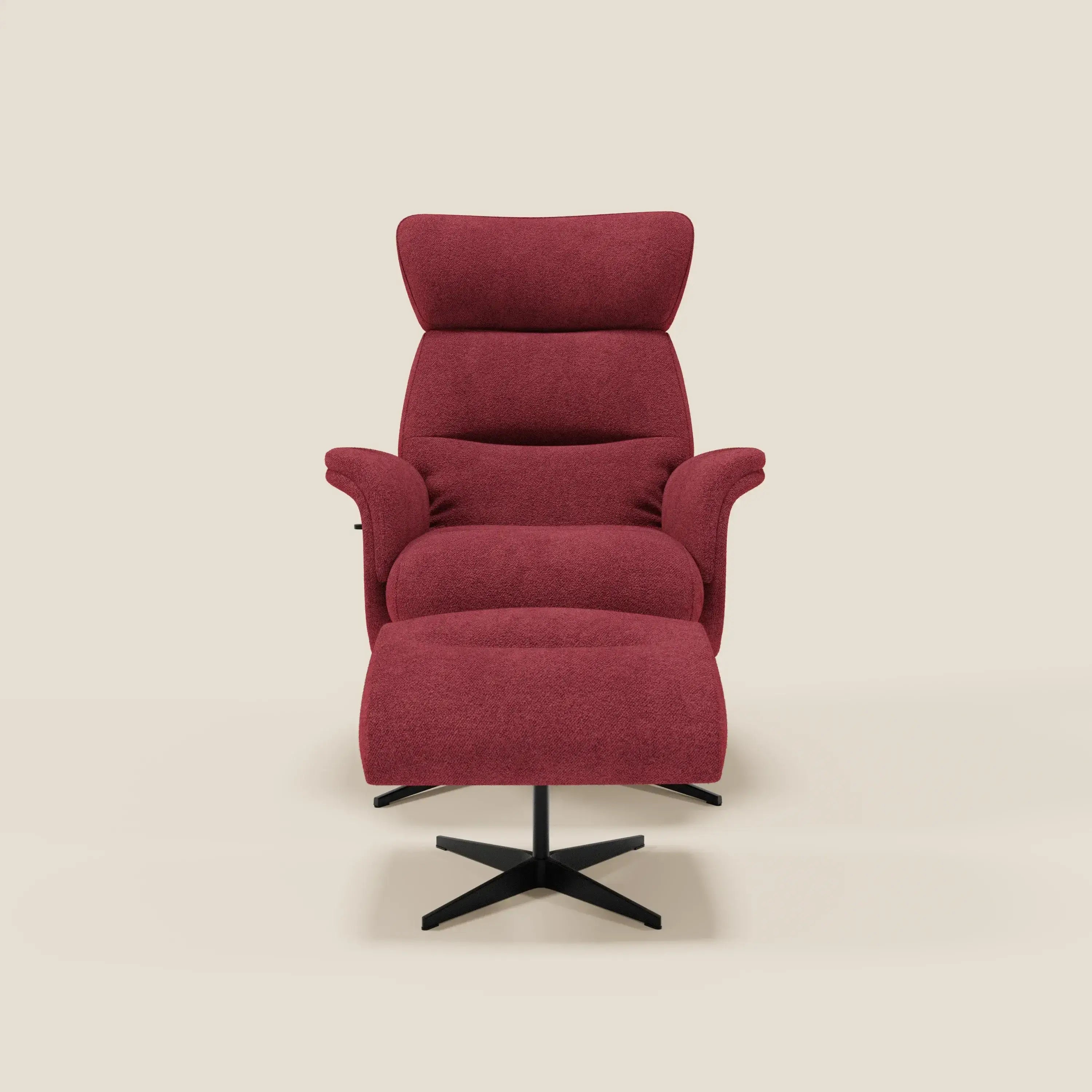 La poltrona relax Lunor Poltrona reclinabile con pouf poggiapiedi, in tessuto bouclé impermeabile T07 rosso, è caratterizzata da braccioli imbottiti, schienale alto, seduta felpata e basi girevoli in metallo nero su sfondo beige chiaro.