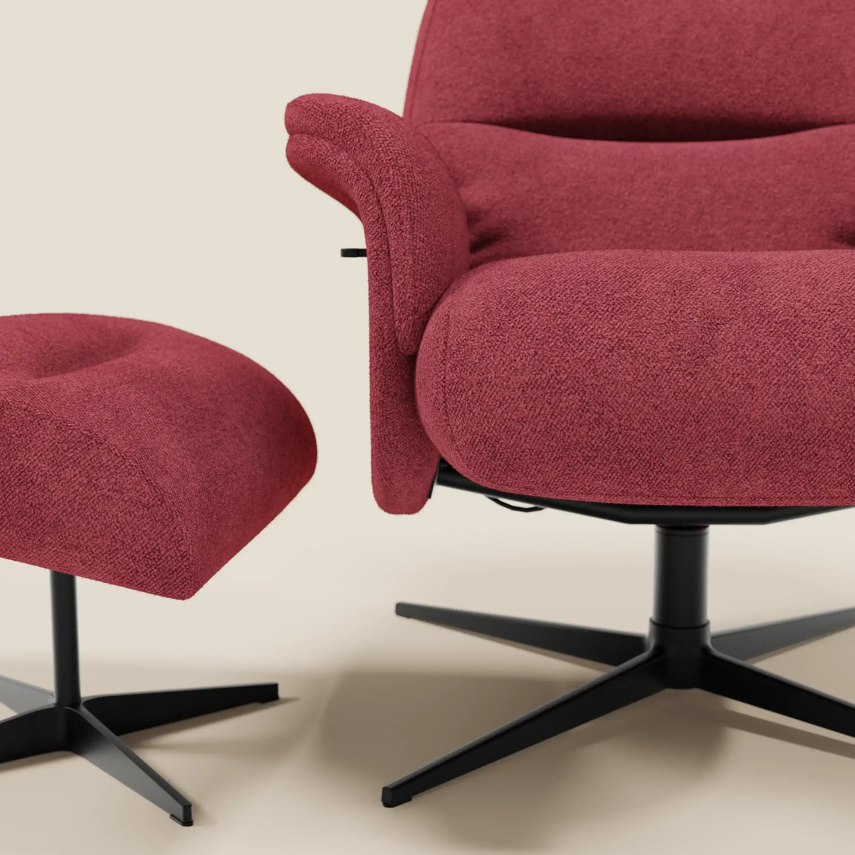 Primo piano della poltrona relax Lunor reclinabile con pouf poggiapiedi in tessuto bouclé impermeabile T07 rosso di Divani.Store, caratterizzata da morbidi cuscini arrotondati e basi girevoli in metallo nero, su sfondo beige.