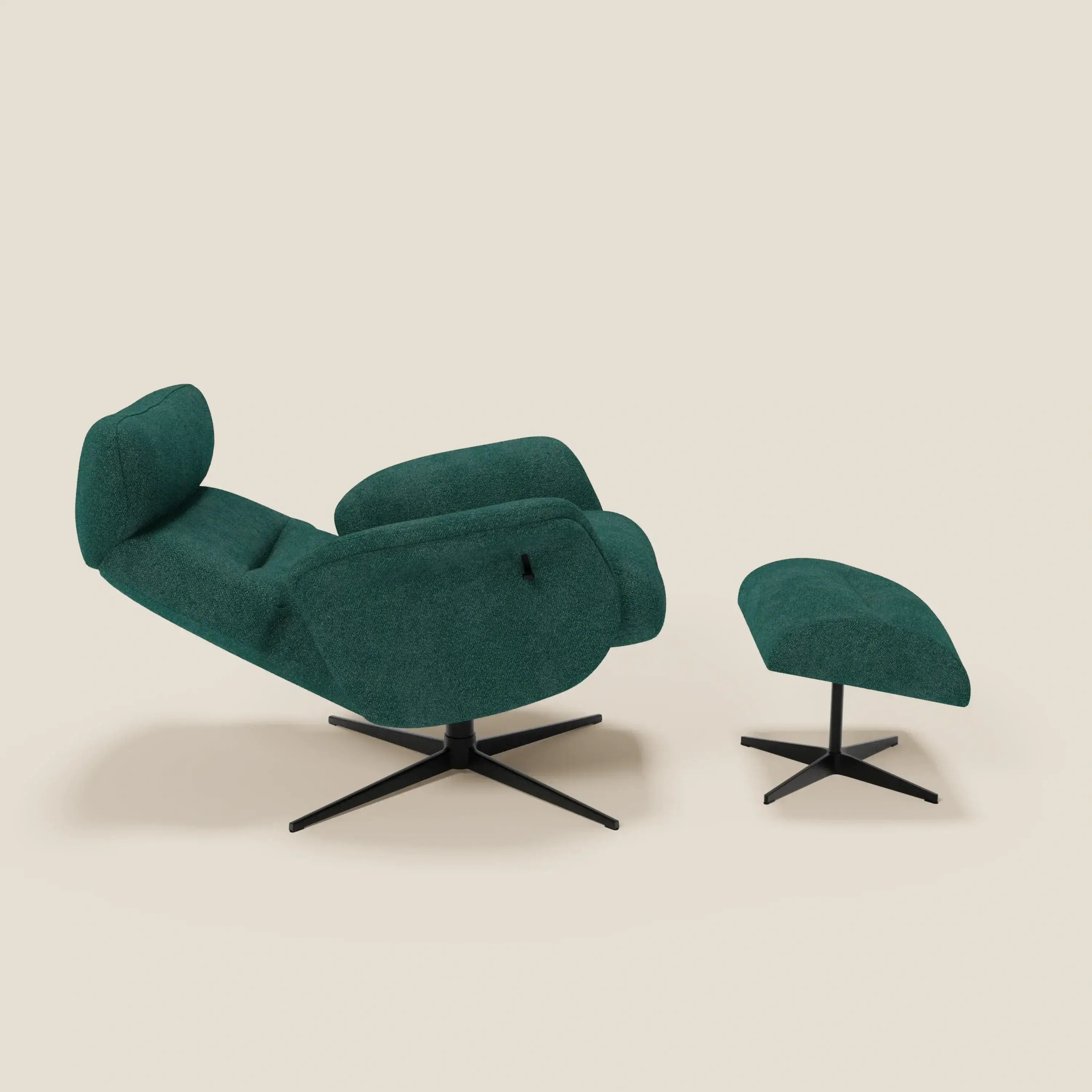 La Poltrona relax reclinabile Lunor di Divani.Store, in tessuto bouclé impermeabile T07 verde, presenta schienale angolato, base girevole nera e leva laterale per reclinare. Include pouf poggiapiedi coordinato su sfondo beige per il massimo comfort.