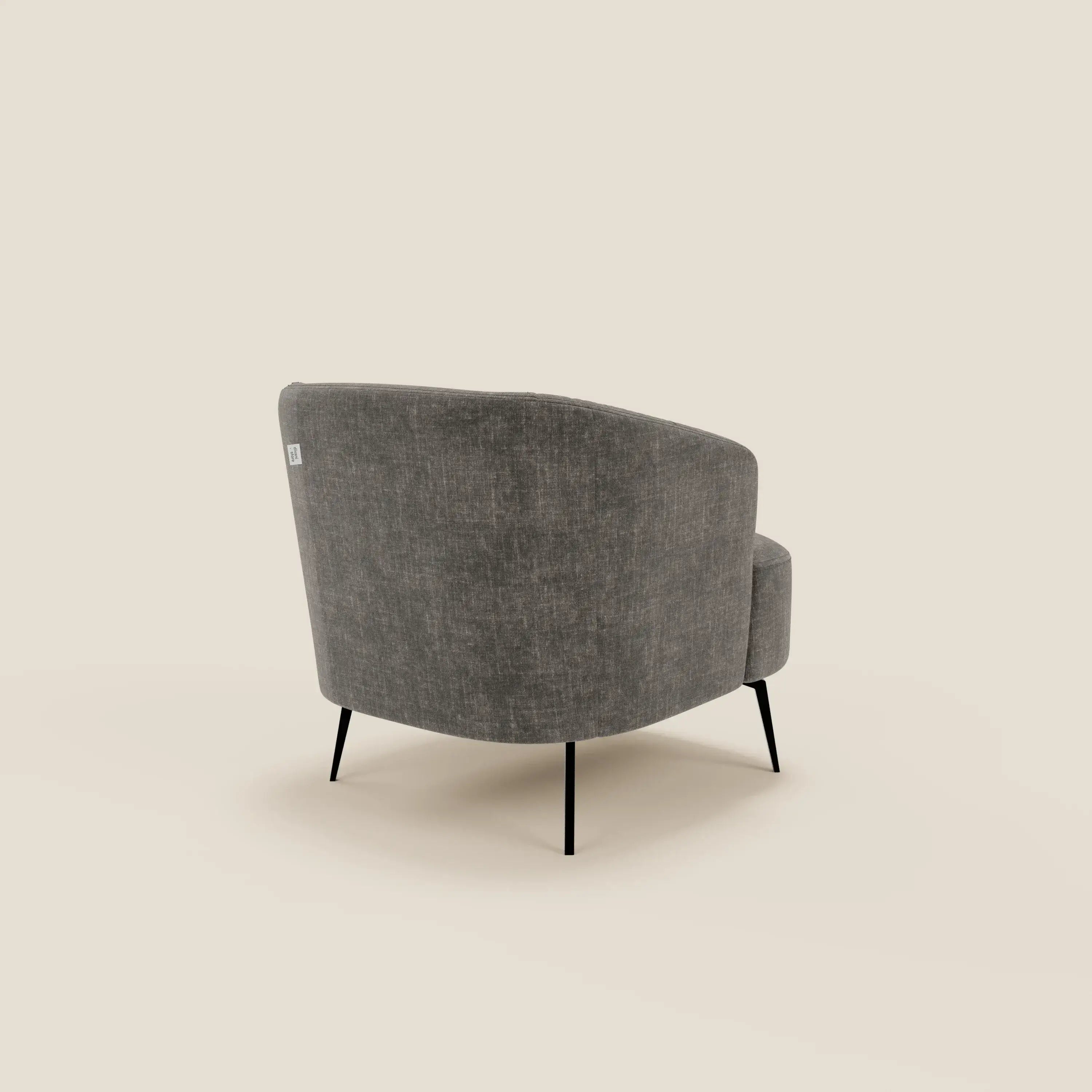 La poltroncina Renoa dall'eleganza moderna in tessuto smacchiabile T24 antracite di Divani.Store è presentata dal retro, con schienale curvo e sottili gambe in metallo nero per un comfort minimalista e contemporaneo.