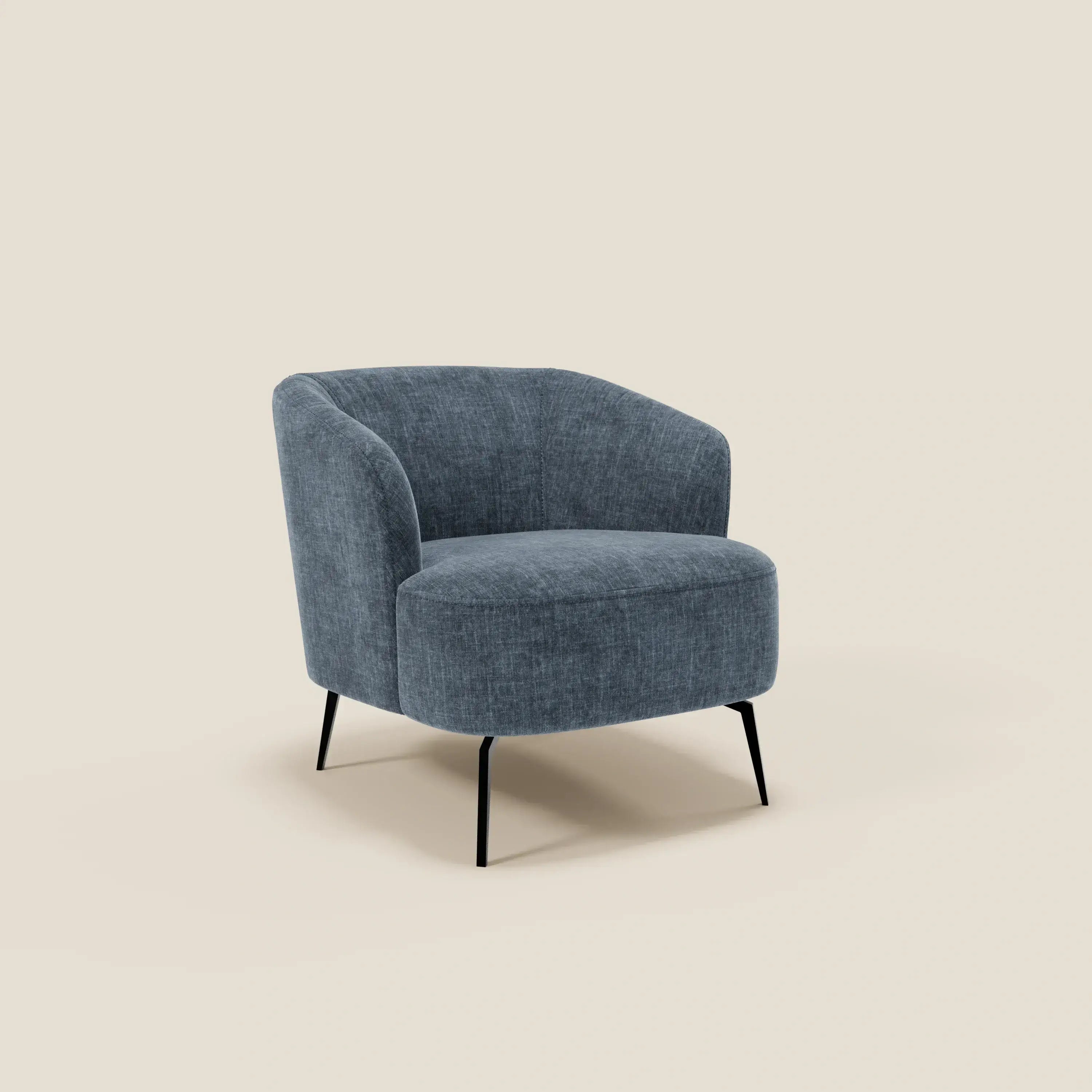 La poltroncina Renoa di Divani.Store, in tessuto smacchiabile T24 blu ardesia con gambe nere, aggiunge un'eleganza moderna al vostro spazio abitativo.