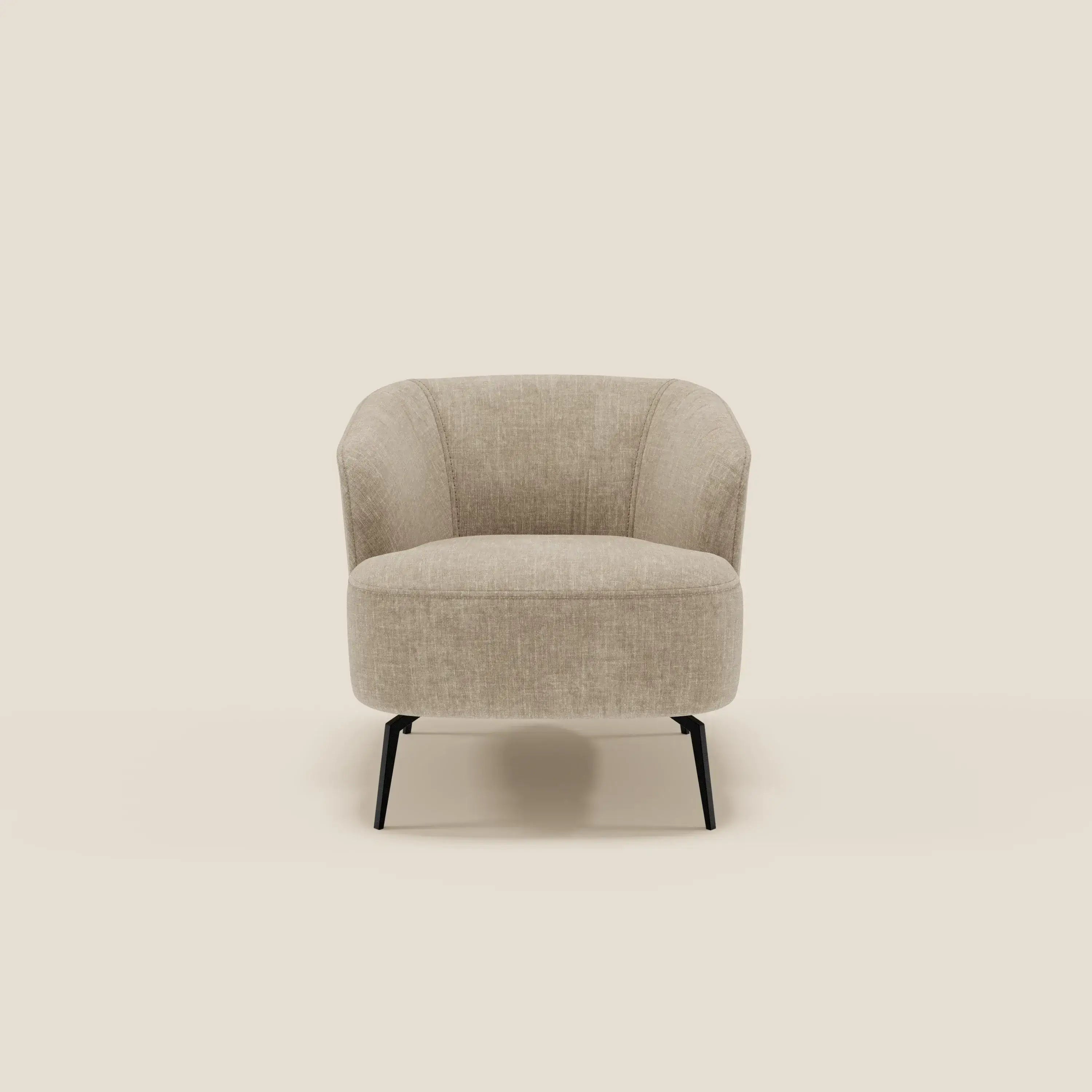 La Renoa Poltroncina di Divani.Store unisce eleganza moderna e comfort: rivestita in tessuto smacchiabile T24 beige, presenta schienale curvo con cuciture verticali e quattro sottili gambe in metallo nero.