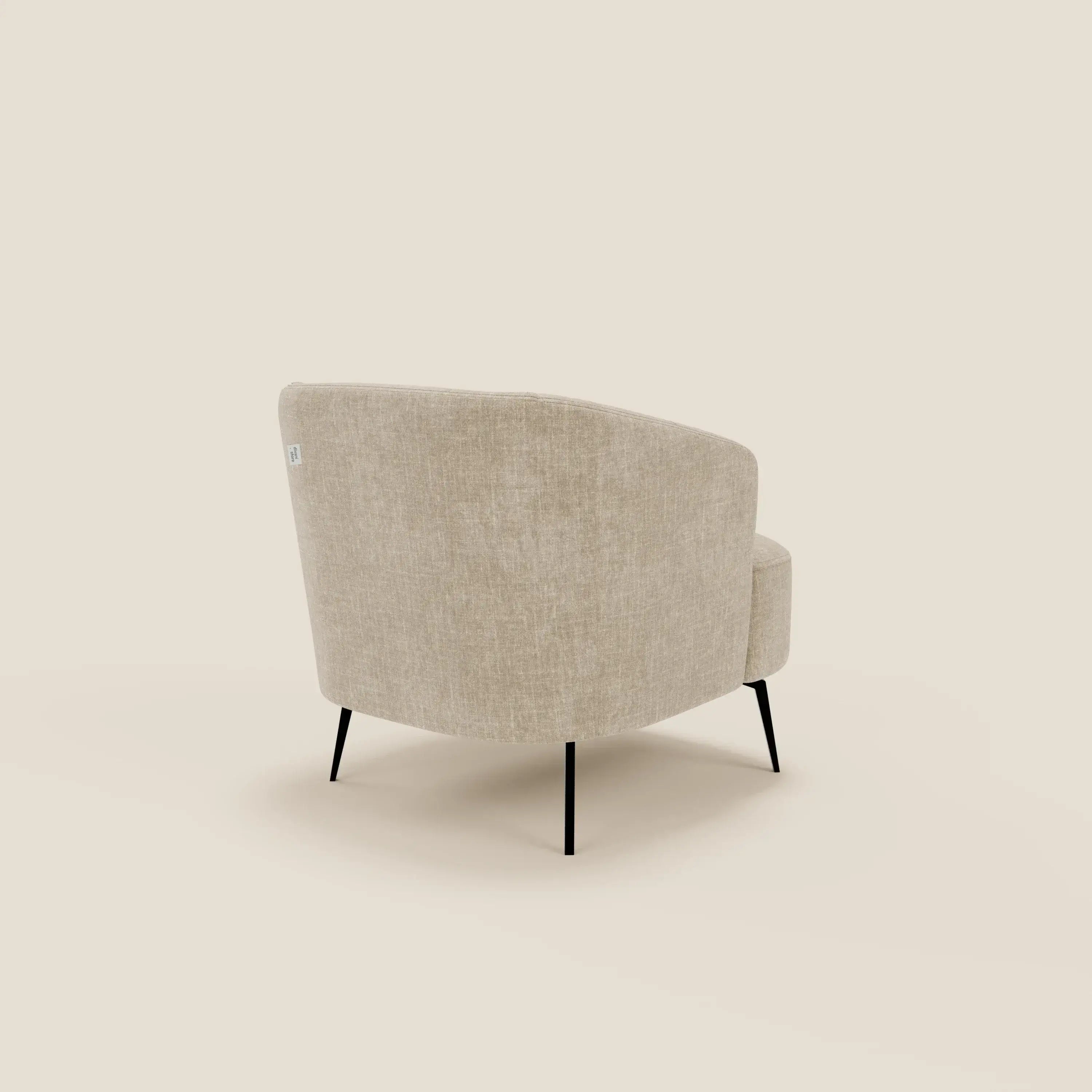 La Renoa Poltroncina dall'eleganza moderna di Divani.Store, in tessuto smacchiabile T24 beige e con gambe nere in metallo, è mostrata su sfondo beige chiaro con schienale curvo rivolto all'osservatore.