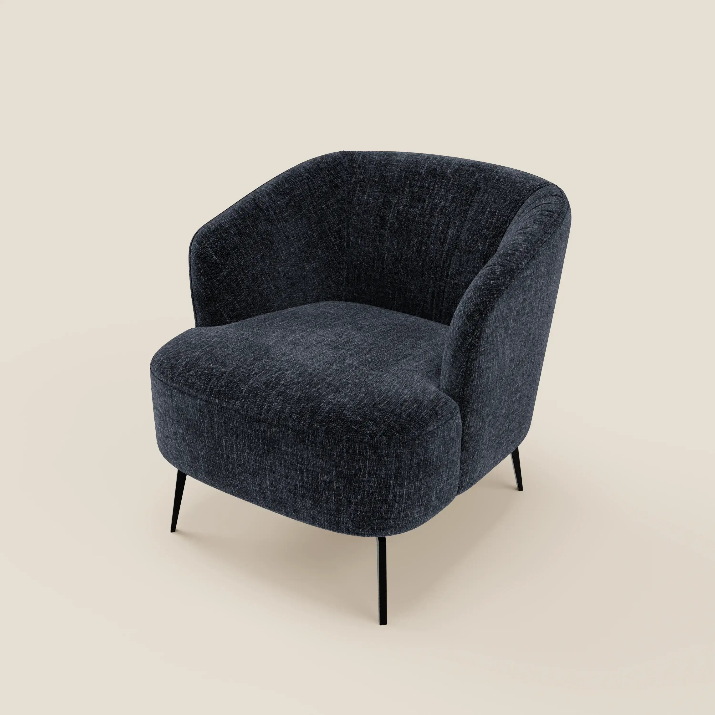 La poltroncina Renoa dall'eleganza moderna in tessuto smacchiabile T24 blu notte di Divani.Store è caratterizzata da una seduta e uno schienale arrotondati con sottili gambe in metallo nero, tessuto testurizzato antimacchia e un design minimalista e contemporaneo.