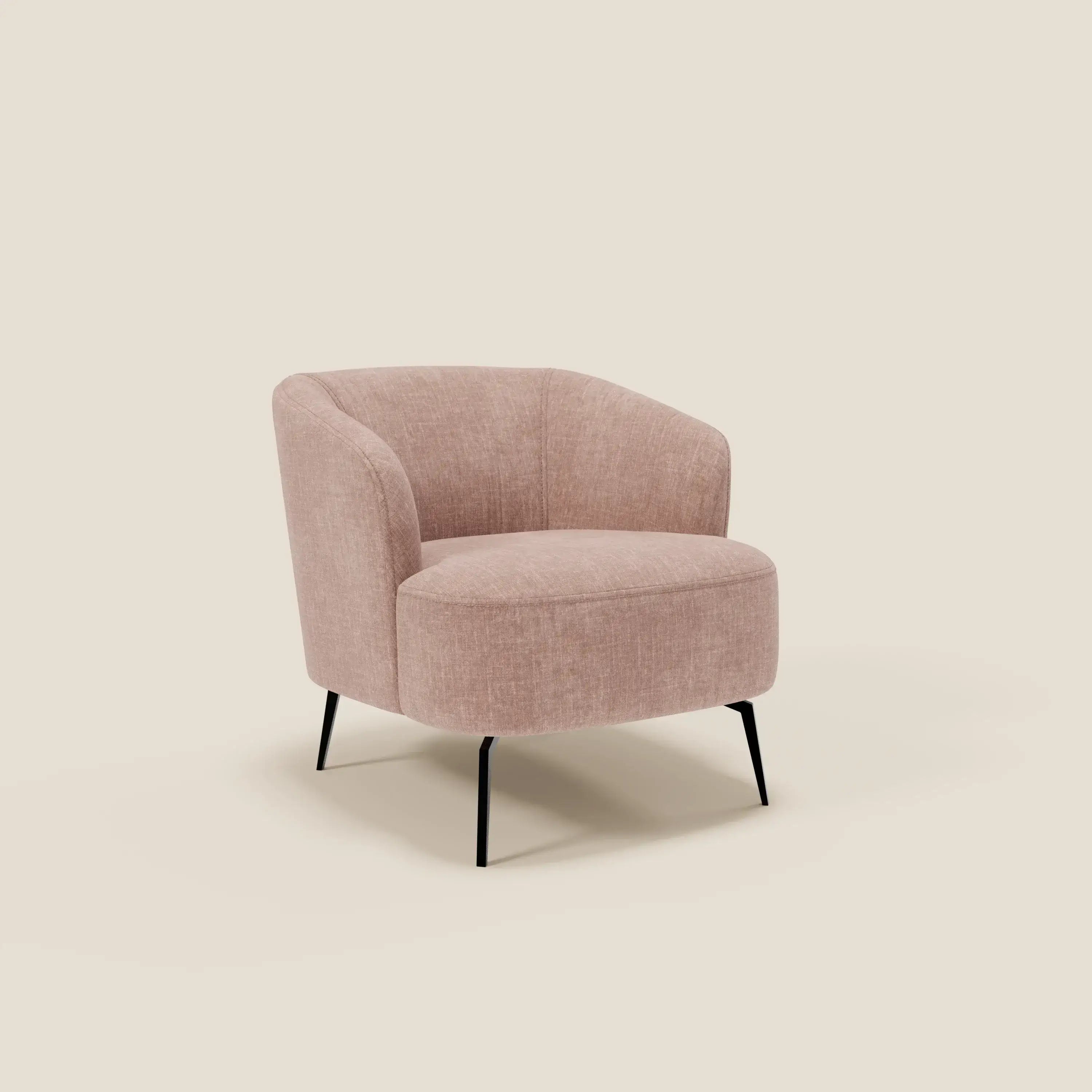 La poltroncina Renoa di Divani.Store vanta un design moderno ed elegante in tessuto antimacchia T24 rosa polveroso con schienale curvo, sottili gambe in metallo nero e linee semplici e contemporanee, perfette per qualsiasi salotto.