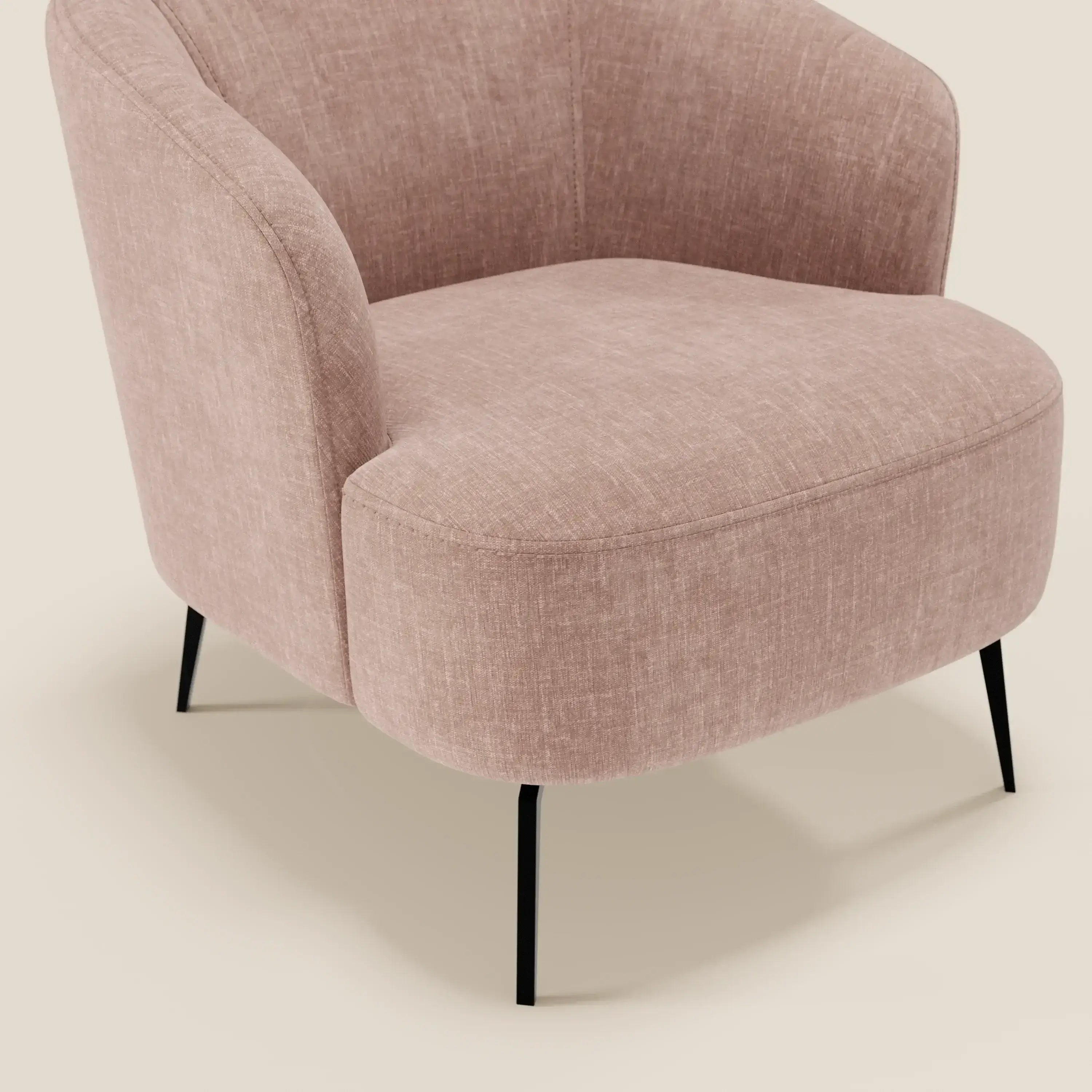 La poltroncina Renoa di Divani.Store è caratterizzata da un tessuto antimacchia T24 rosa blush, da uno schienale curvo, da braccioli arrotondati e da sottili gambe in metallo nero: una combinazione di texture morbida e design minimalista per un'atmosfera contemporanea.