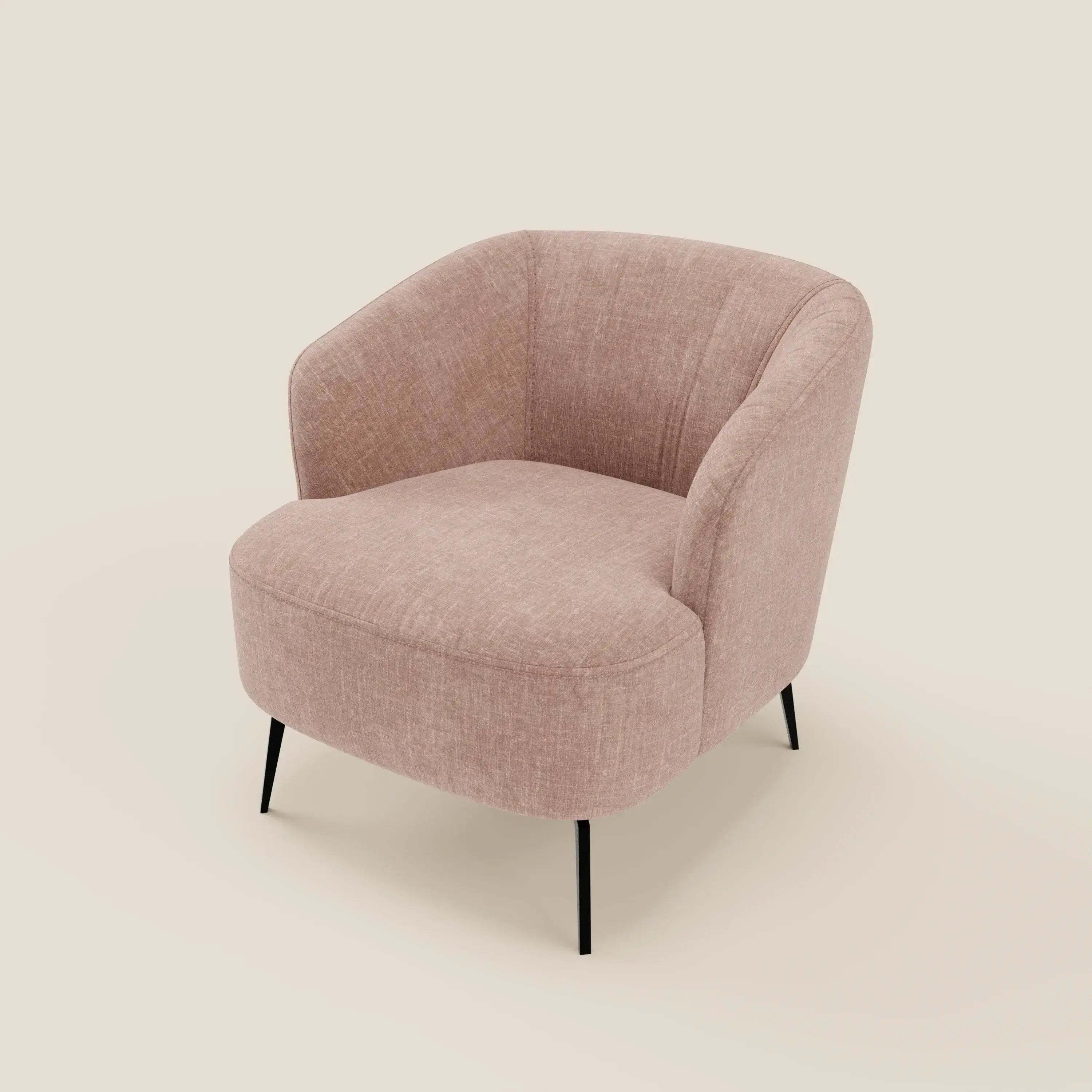 La poltroncina Renoa di Divani.Store è caratterizzata da un'eleganza moderna, con schienale e seduta curvi in tessuto antimacchia T24 rosa blush, appoggiati su quattro sottili gambe in metallo nero su uno sfondo beige tinta unita.