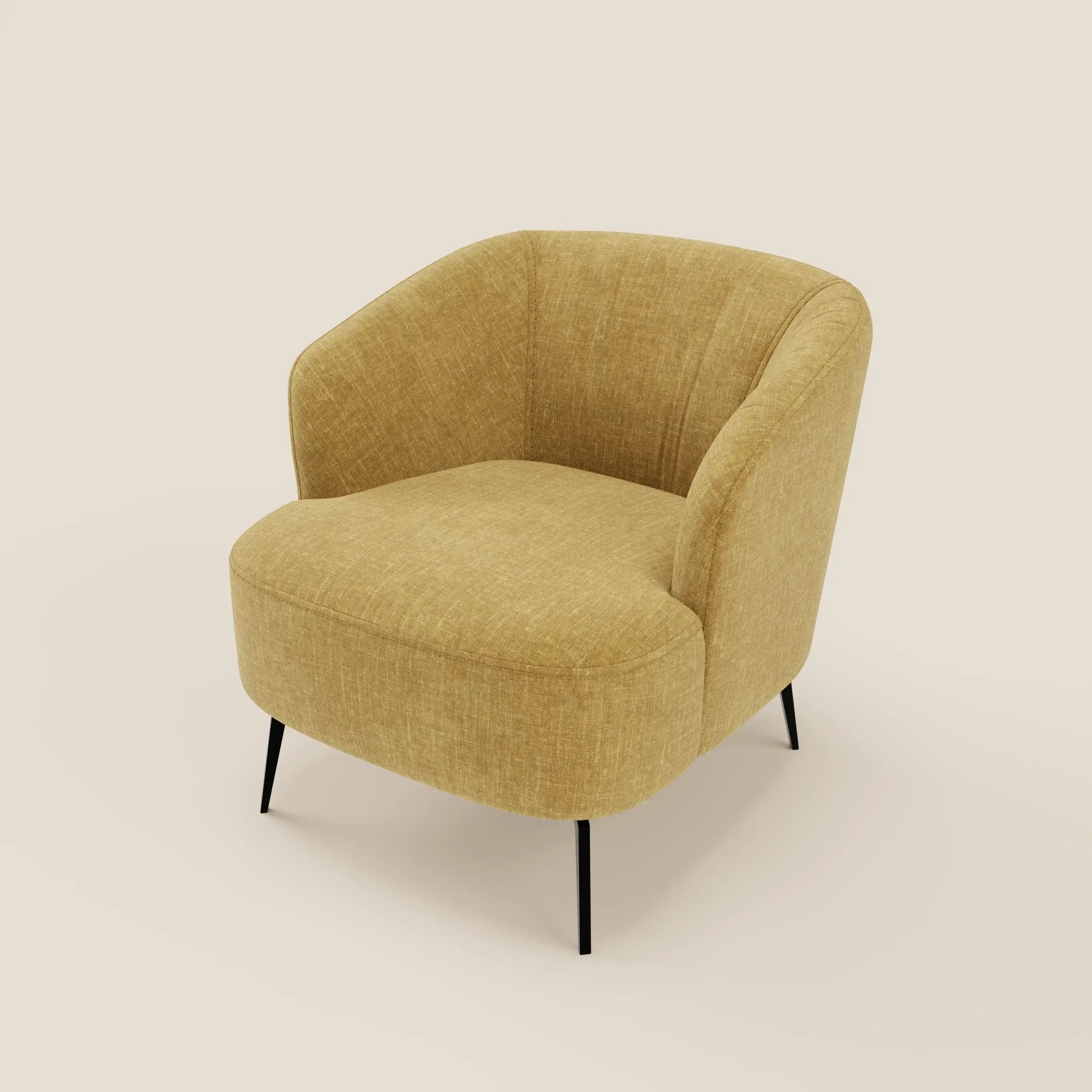 La poltroncina Renoa dall'eleganza moderna in tessuto smacchiabile T24 giallo di Divani.Store presenta uno schienale e una seduta arrotondati, sottili gambe in metallo nero e offre un comfort avvolgente su uno sfondo beige chiaro.