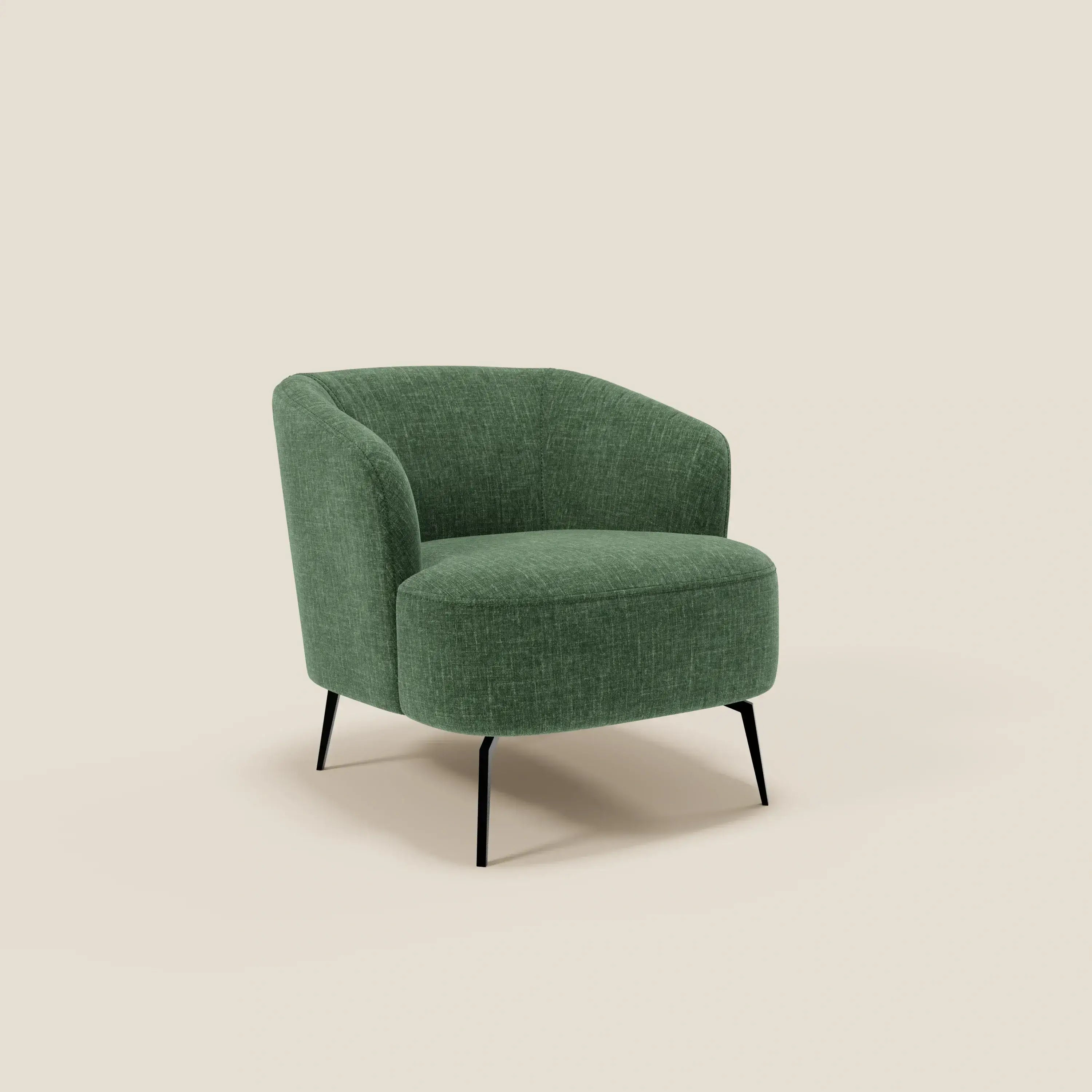 La poltroncina Renoa dall'eleganza moderna in tessuto smacchiabile T24 verde oliva di Divani.Store è caratterizzata da schienale e seduta arrotondati, gambe sottili in metallo nero e un comfort contemporaneo su uno sfondo beige chiaro.