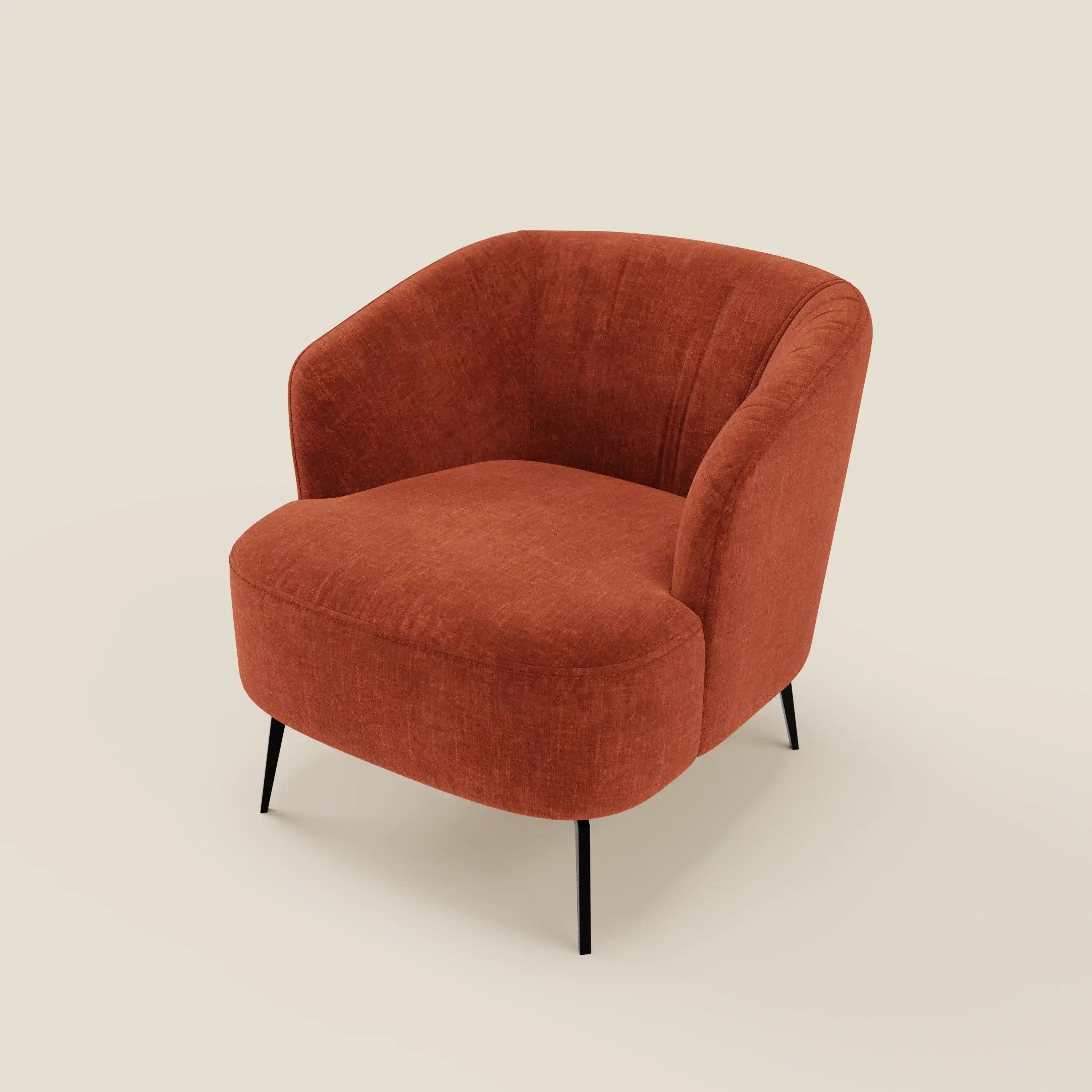 La poltroncina Renoa dall'eleganza moderna di Divani.Store, in tessuto smacchiabile T24 ruggine, è caratterizzata da curve morbide, schienale e braccioli arrotondati, gambe sottili in metallo nero e si staglia su uno sfondo beige per un look invitante.