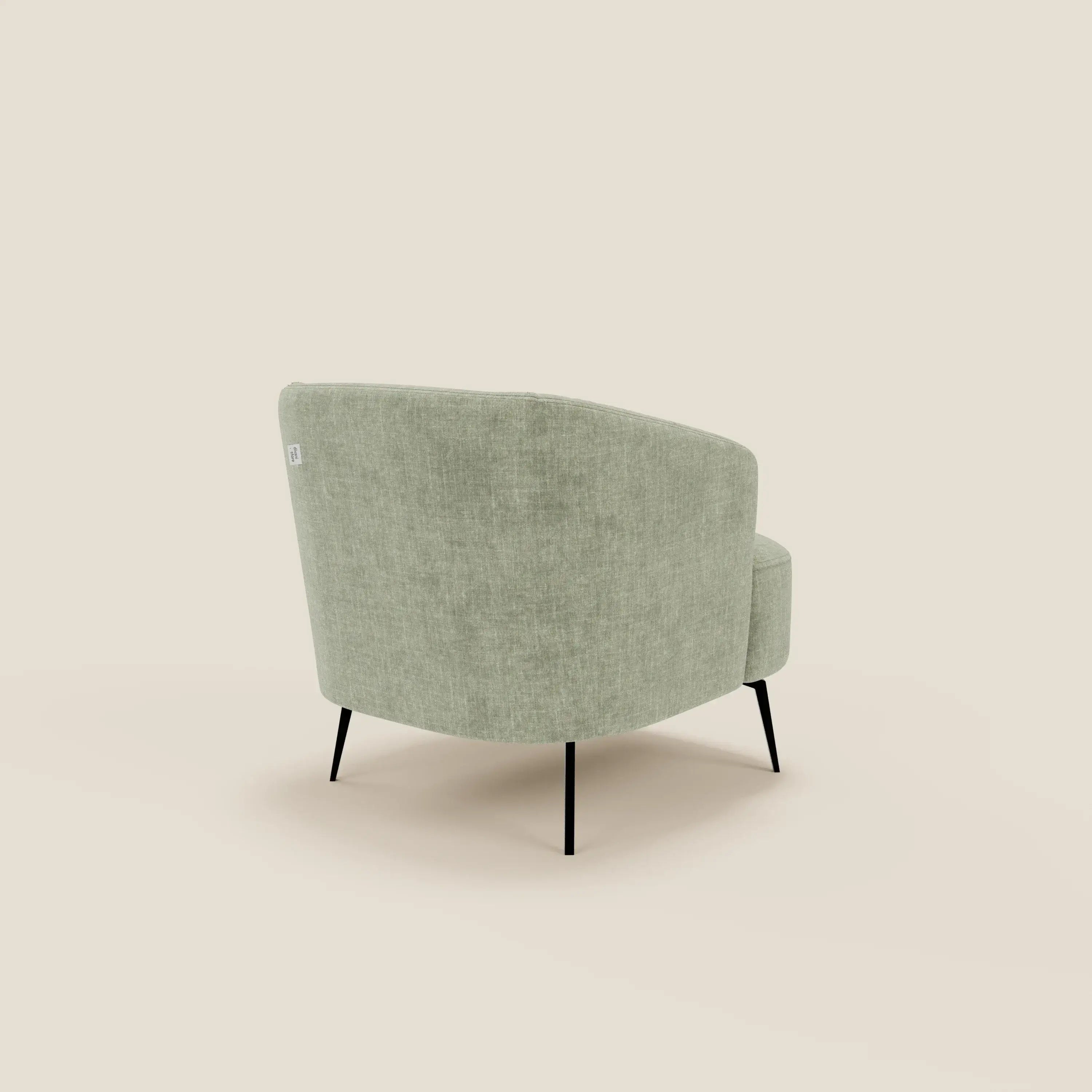 La Renoa Poltroncina di Divani.Store, dall'eleganza moderna e minimalista, è rivestita in tessuto smacchiabile T24 verde salvia chiaro. Linee arrotondate e gambe nere in metallo valorizzano il design pulito e contemporaneo.