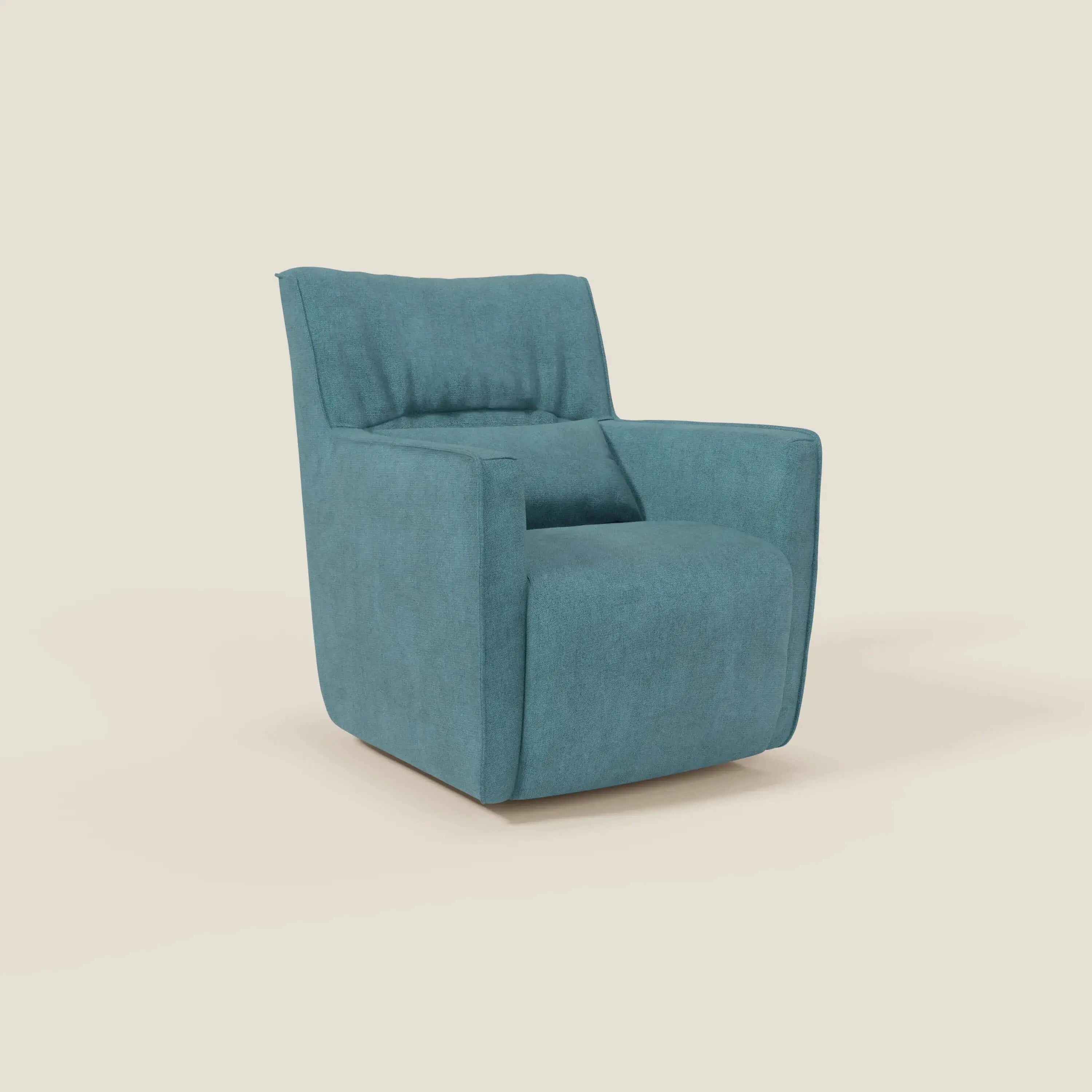 La poltrona girevole Tulla in tessuto impermeabile T02 azzurro di Divani.Store ha una forma squadrata e moderna con seduta, schienale e braccioli imbottiti. Il suo aspetto morbido e il colore verde acqua spiccano su uno sfondo bianco sporco.