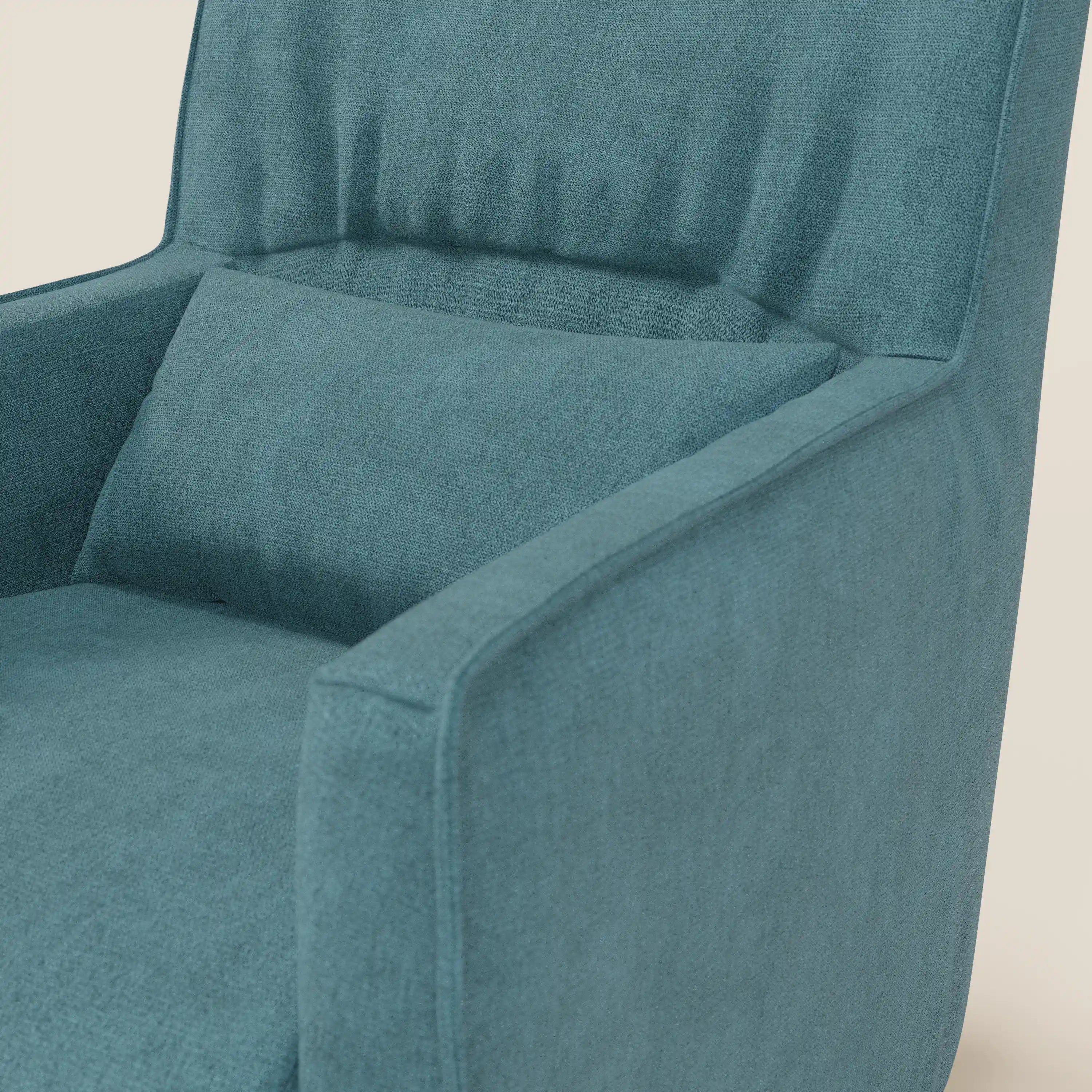 Primo piano di Tulla Poltrona girevole in tessuto impermeabile T02 azzurro di Divani.Store, con schienale alto, cuscino in feltro e braccioli angolari. La texture visibile e le linee pulite evidenziano il design contemporaneo su uno sfondo chiaro.