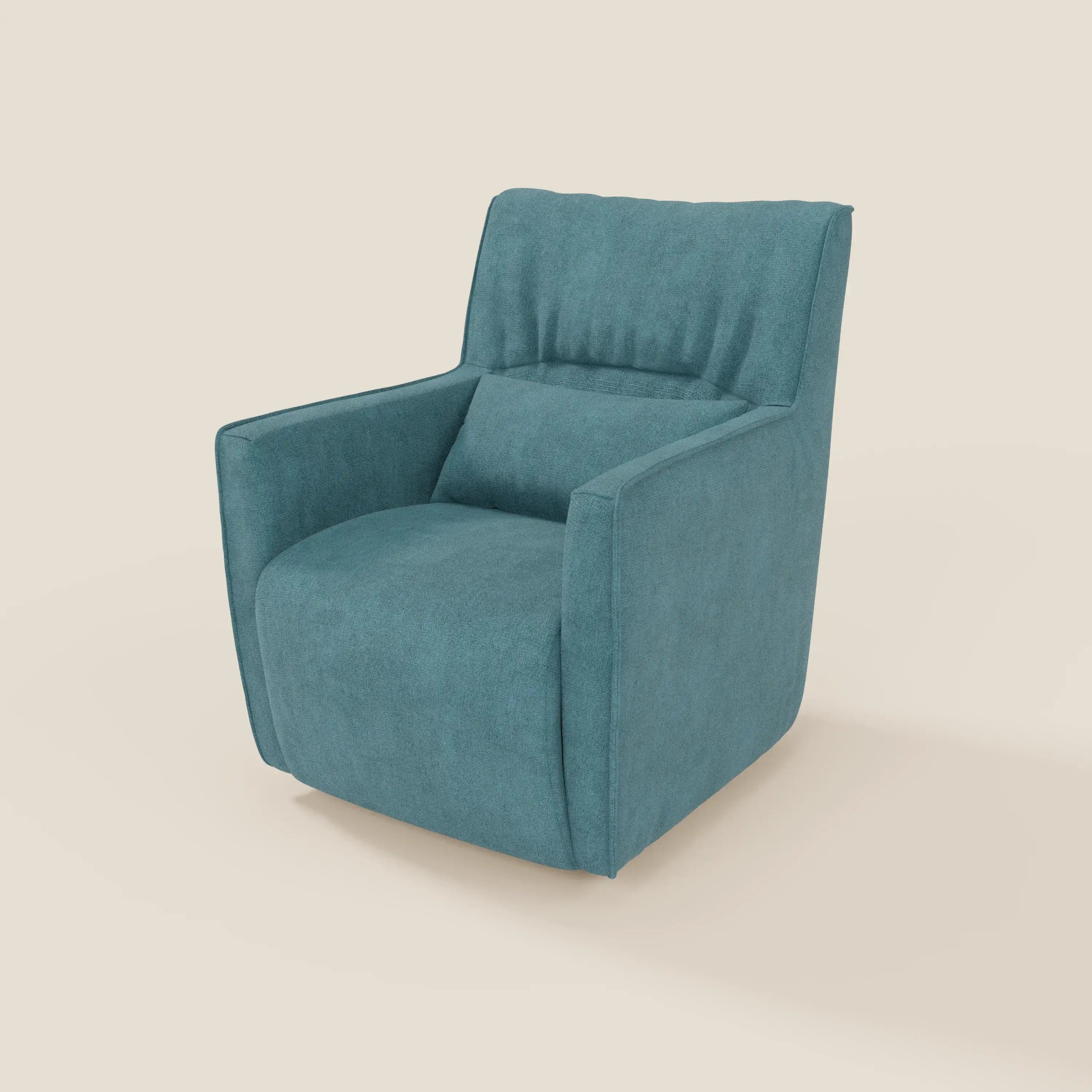 La poltrona girevole Tulla in tessuto impermeabile T02 azzurro di Divani.Store è caratterizzata da un design moderno e squadrato con braccioli dritti, schienale leggermente angolato con cuciture sottili e seduta imbottita su una base senza giunture.