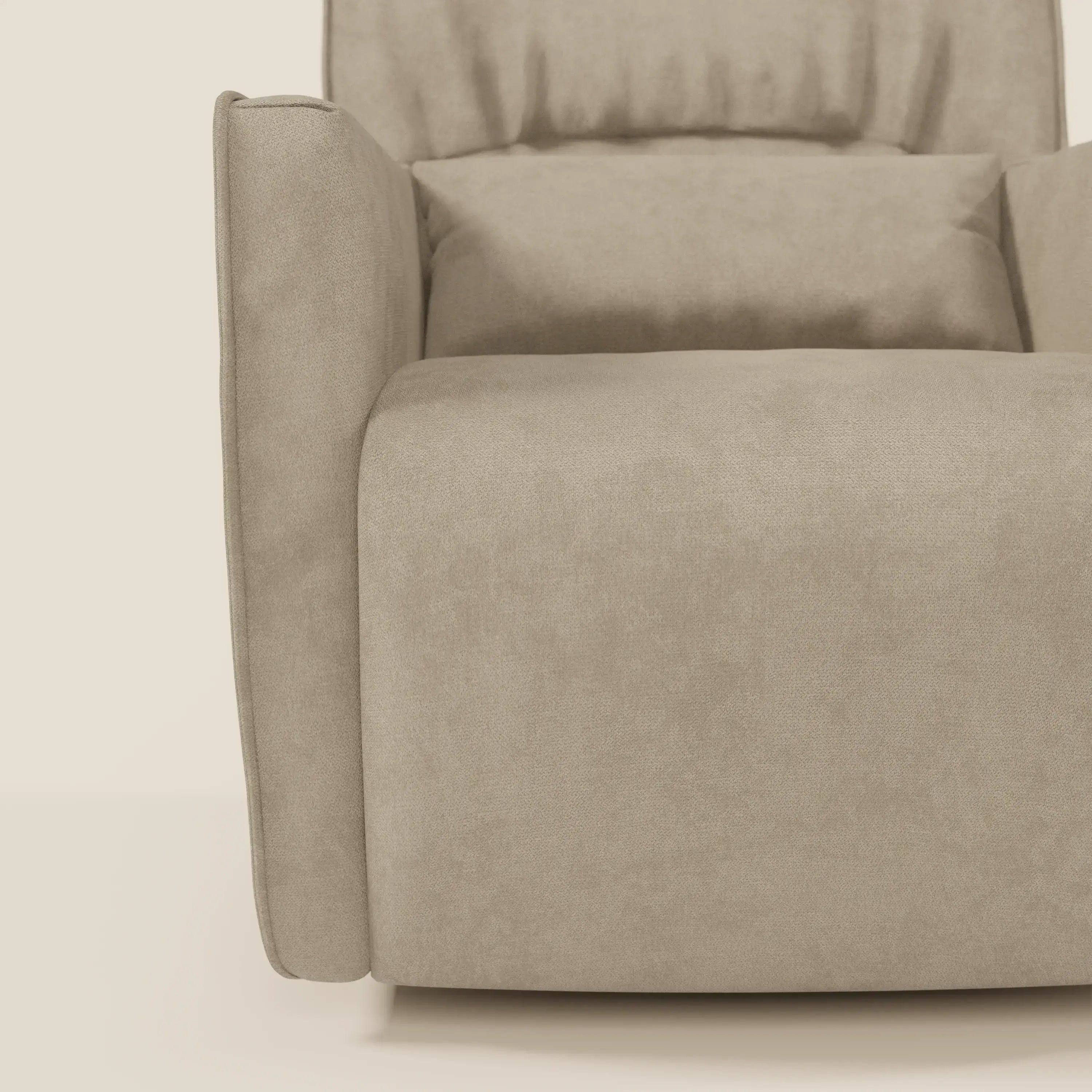 Primo piano della poltrona girevole Tulla in tessuto impermeabile T02 beige di Divani.Store, caratterizzata da cuscini morbidi e squadrati e da un tessuto impermeabile vellutato. Le linee pulite e il fondo crema chiaro ne sottolineano il comfort minimalista e compatto.