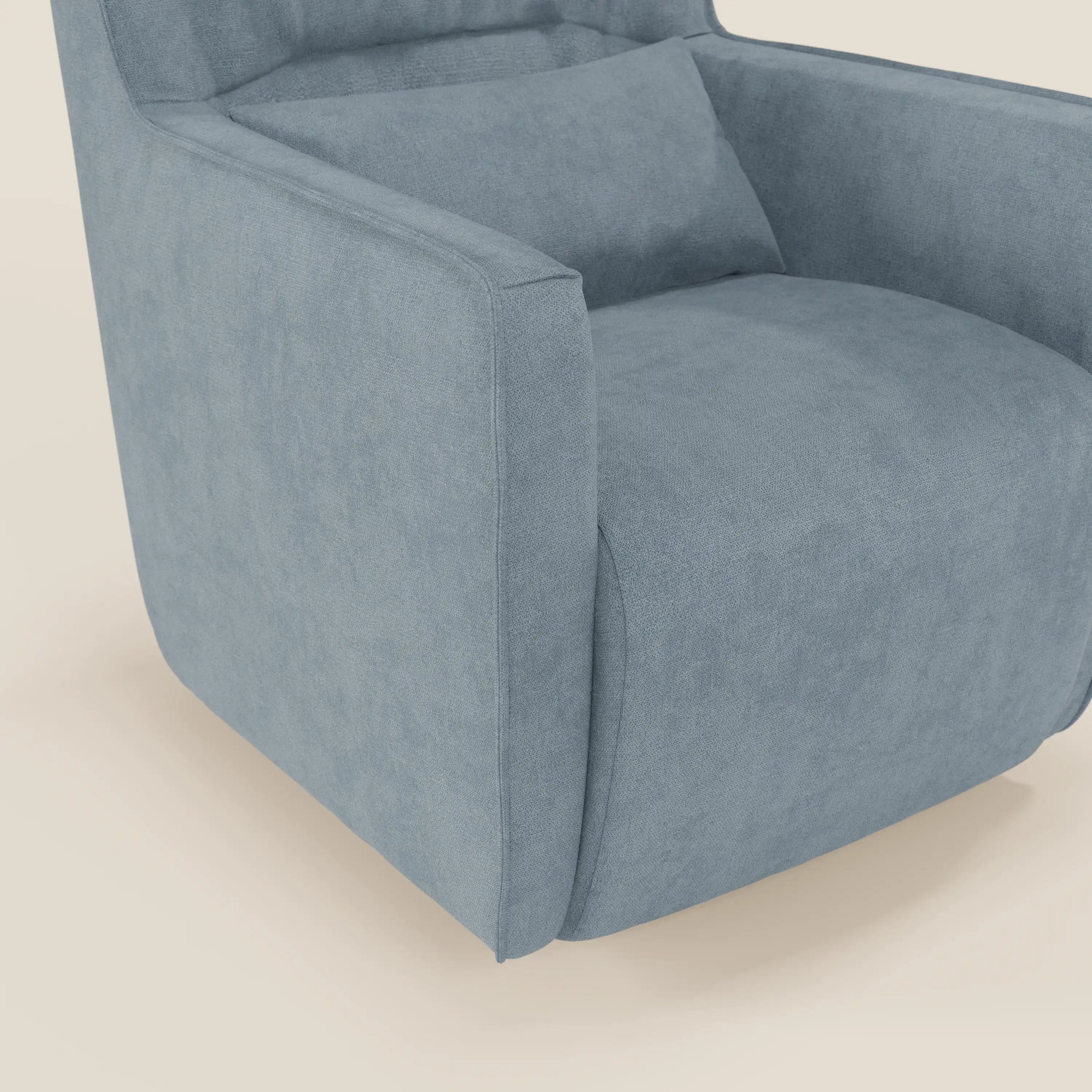 Primo piano di Tulla Poltrona girevole in tessuto impermeabile T02 carta da zucchero di Divani.Store. La poltrona è caratterizzata da linee pulite, un'ampia seduta imbottita con cuscino lombare, braccioli e uno sfondo neutro bianco sporco.