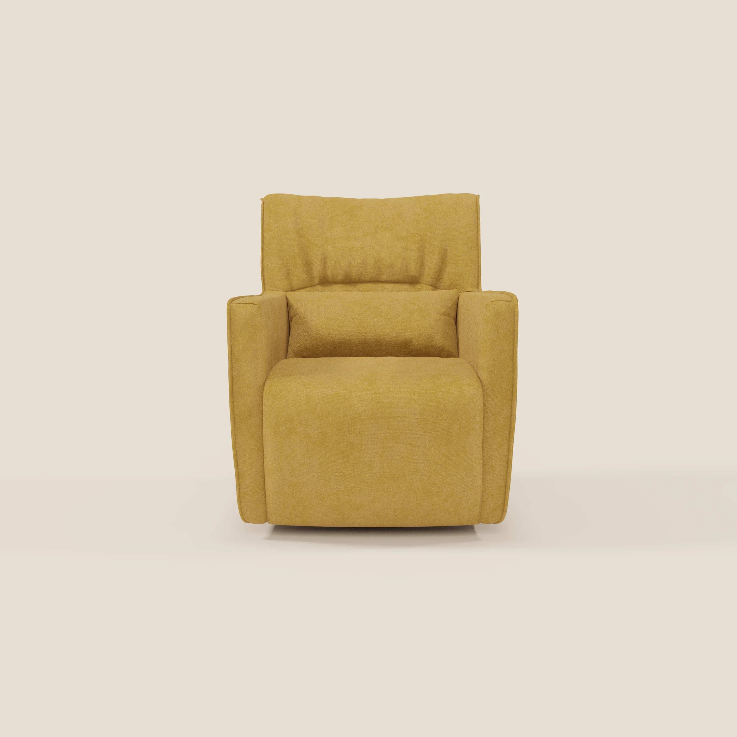 La poltrona girevole Tulla in tessuto impermeabile T02 giallo di Divani.Store è caratterizzata da una soffice imbottitura, braccioli squadrati e un morbido tessuto scamosciato. Qui è raffigurata rivolta in avanti su un semplice sfondo bianco sporco.