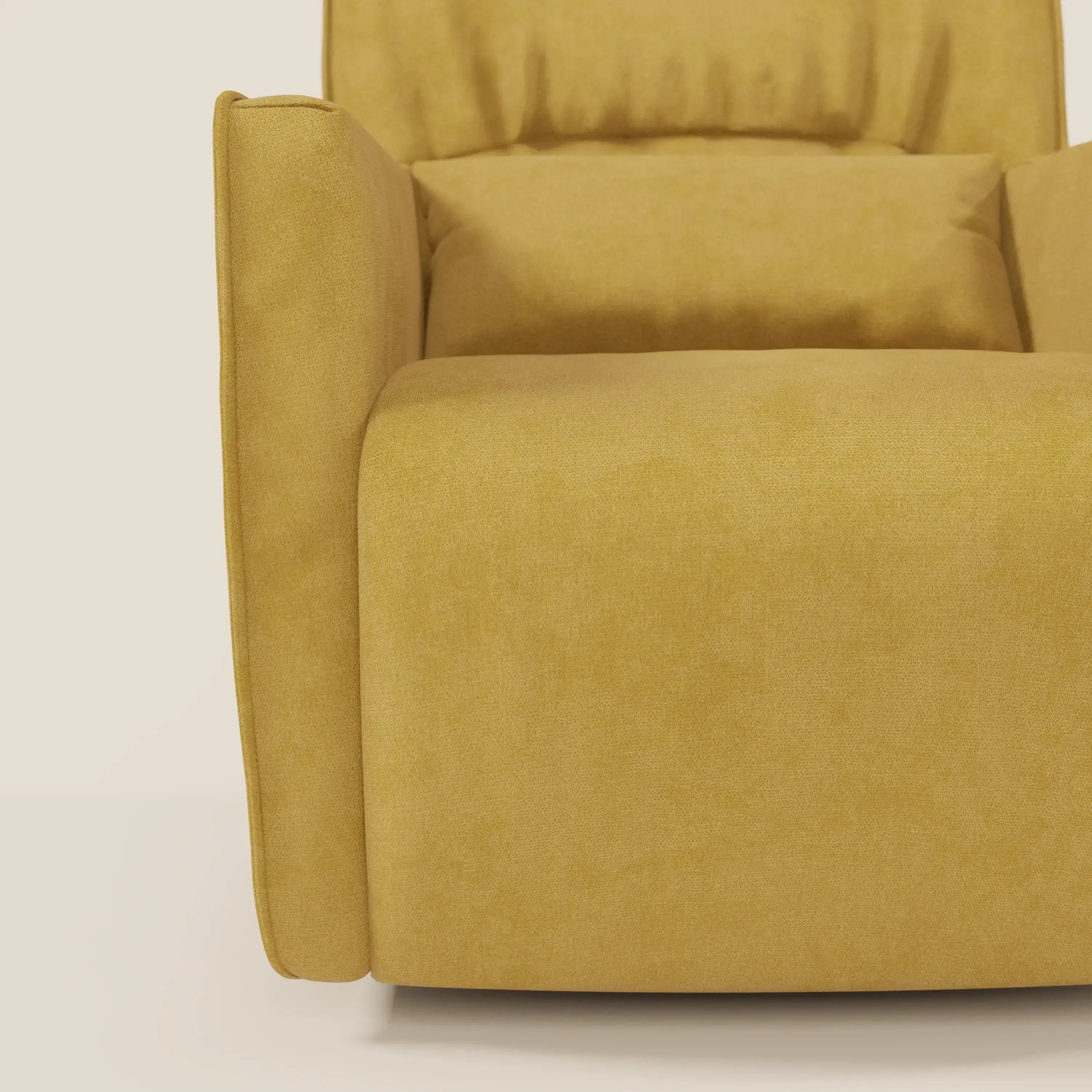 Primo piano di Tulla Poltrona girevole in tessuto impermeabile T02 giallo di Divani.Store, con cuscino di seduta in tessuto, braccioli angolari e schienale reclinabile su uno sfondo beige chiaro.
