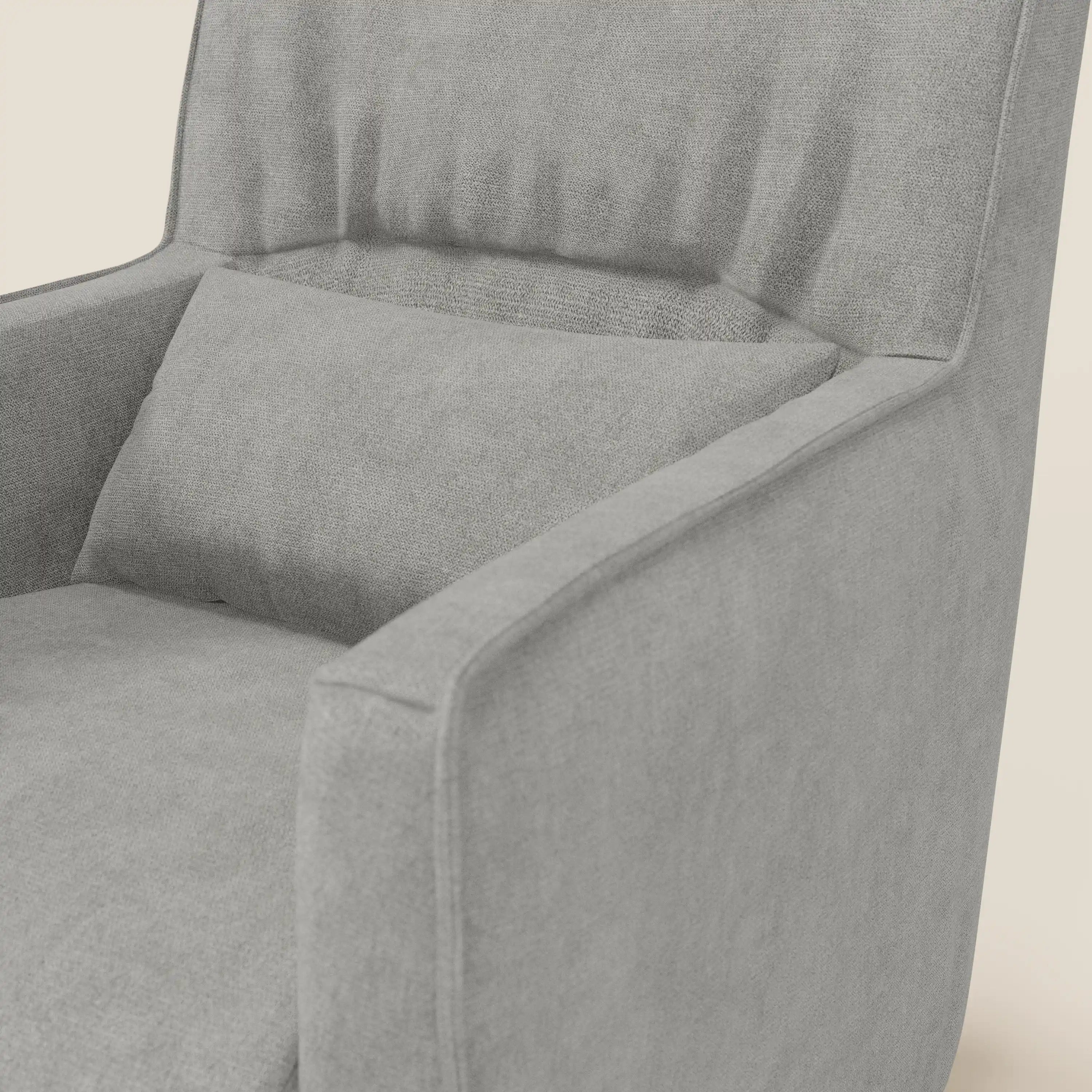 Un primo piano di Tulla Poltrona girevole in tessuto impermeabile T02 grigio chiaro di Divani.Store ne mette in evidenza la consistenza morbida, l'alto schienale trapuntato, gli ampi braccioli, il cuscino lombare e lo sfondo beige chiaro.