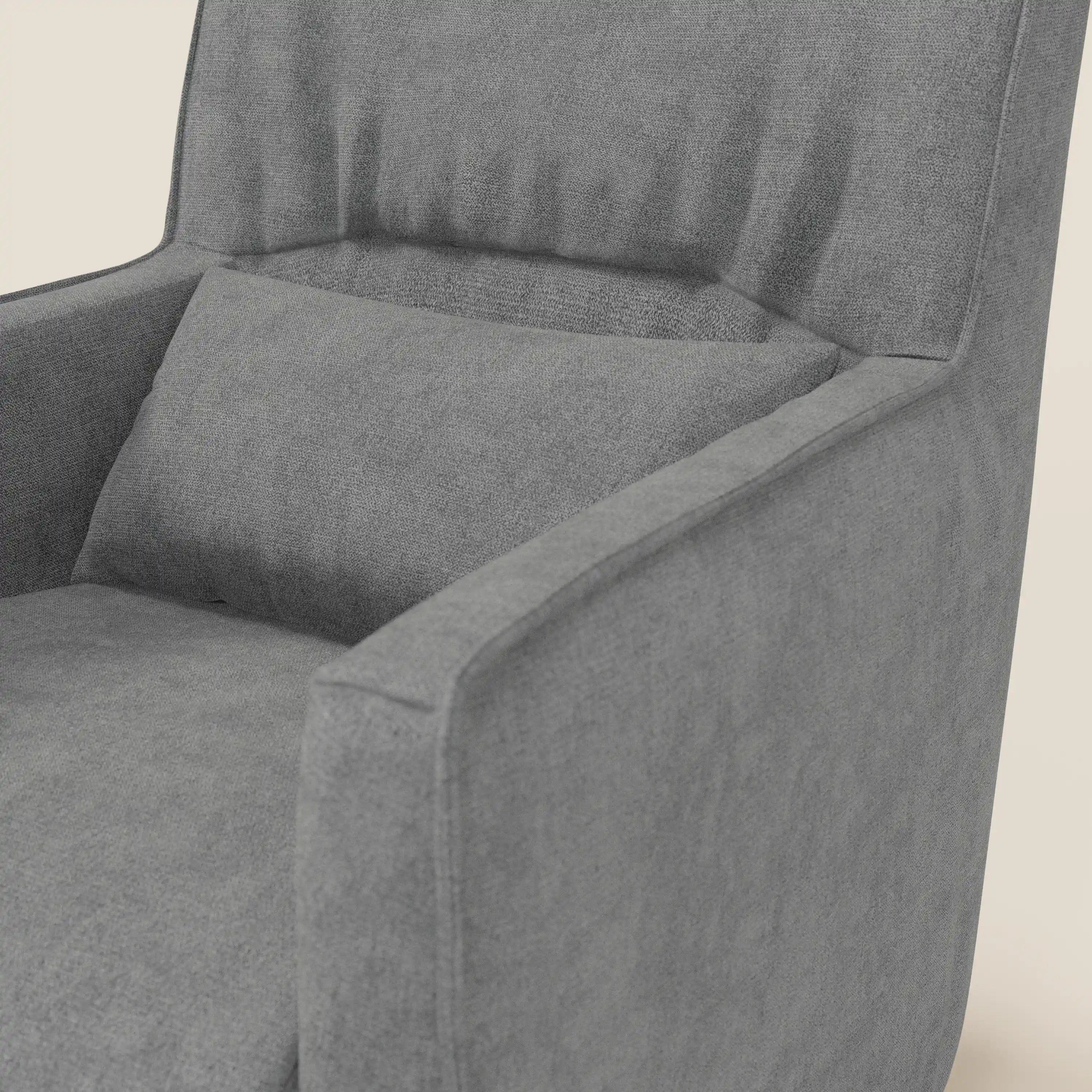 Primo piano di Tulla Poltrona girevole di Divani.Store, rivestita in tessuto impermeabile T02 grigio. Questa poltrona compatta ha uno schienale alto, braccioli angolati e include un cuscino rettangolare coordinato per un maggiore comfort.