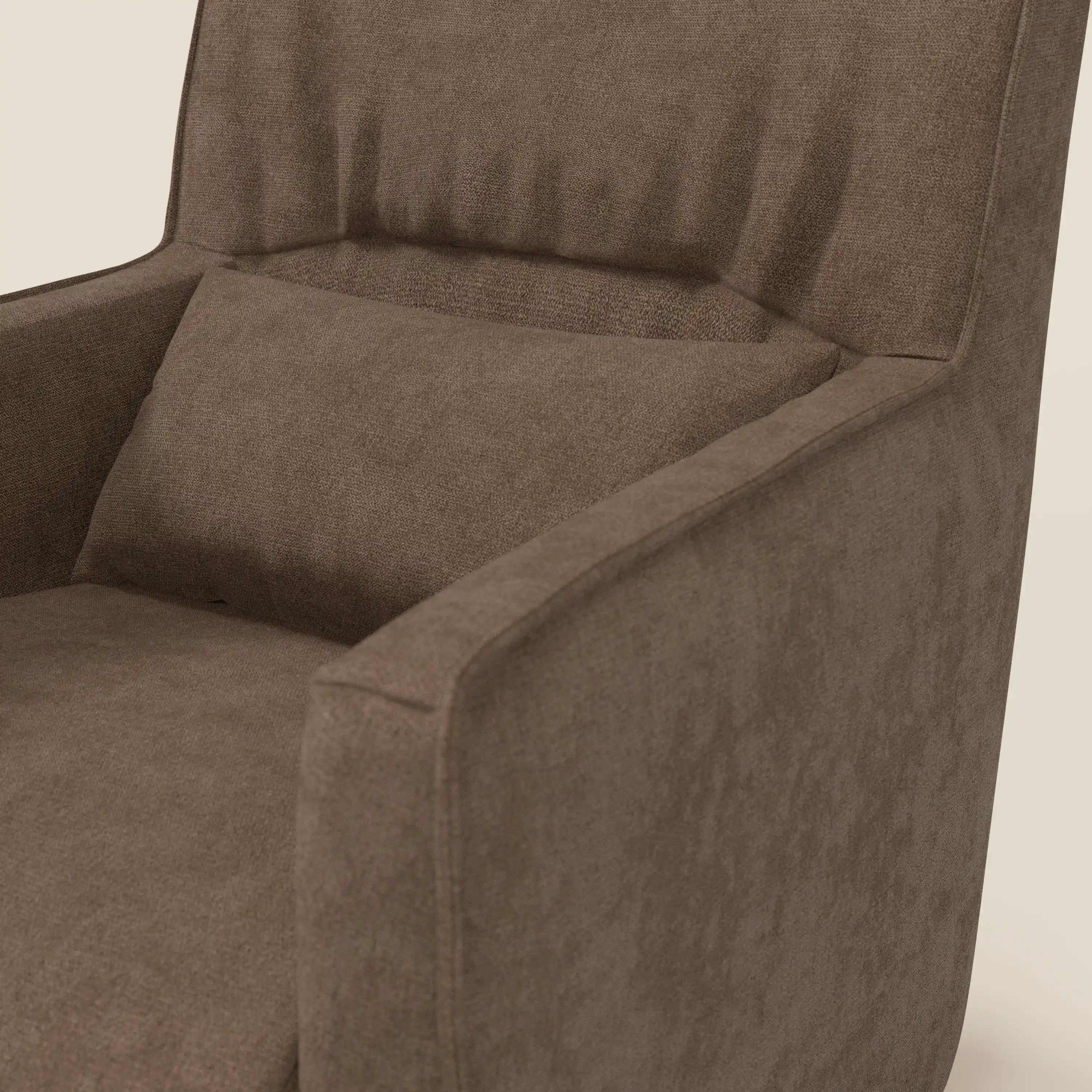 Primo piano della poltrona girevole Tulla in tessuto impermeabile T02 marrone di Divani.Store, caratterizzata da una seduta compatta, un ampio schienale angolato con inserti e un cuscino lombare abbinato per un maggiore sostegno della schiena.