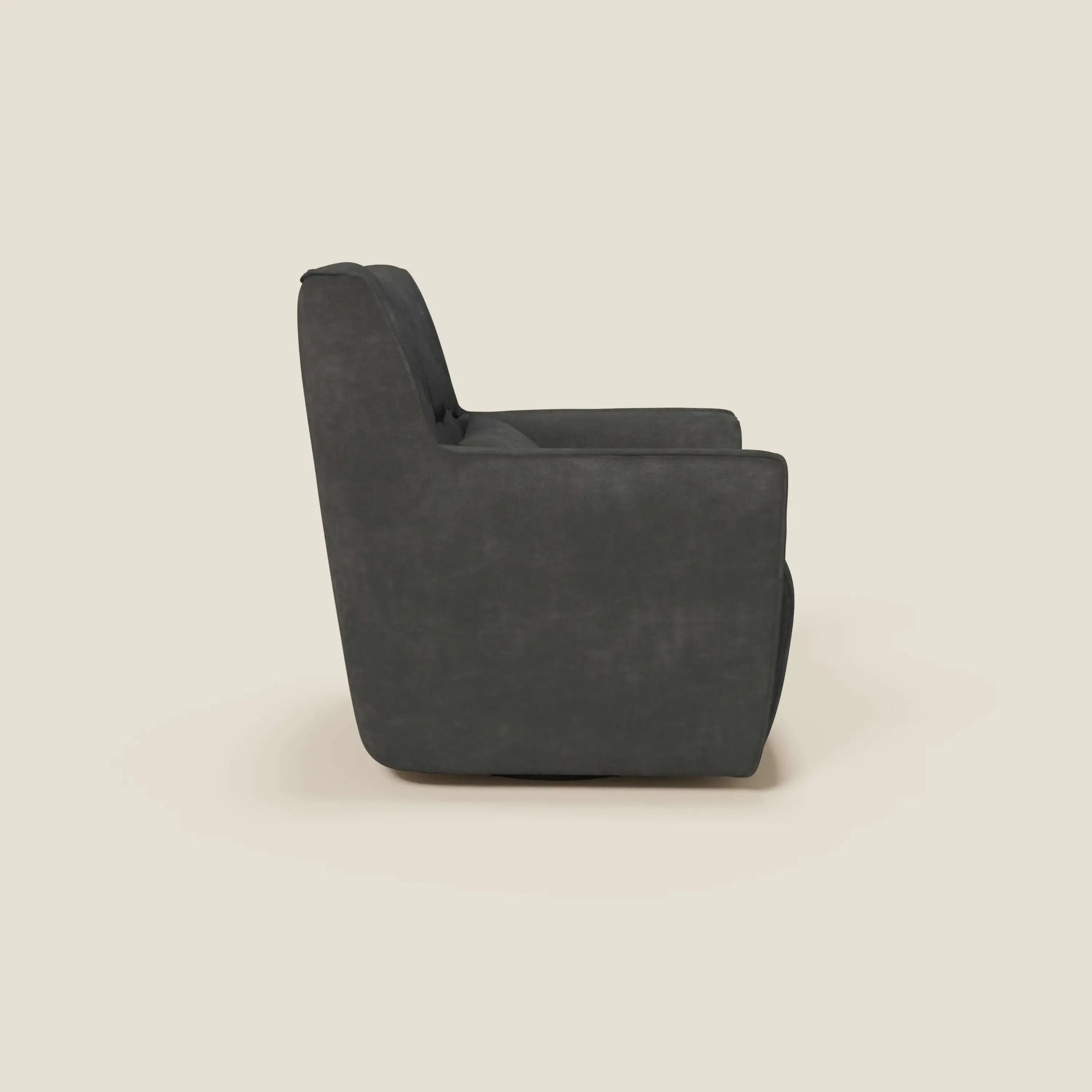 Divani.Store Tulla Poltrona girevole in tessuto impermeabile T02 nero, dal design moderno e squadrato, con braccioli spessi e schienale alto. La poltrona poggia su uno sfondo beige chiaro con ombre morbide.