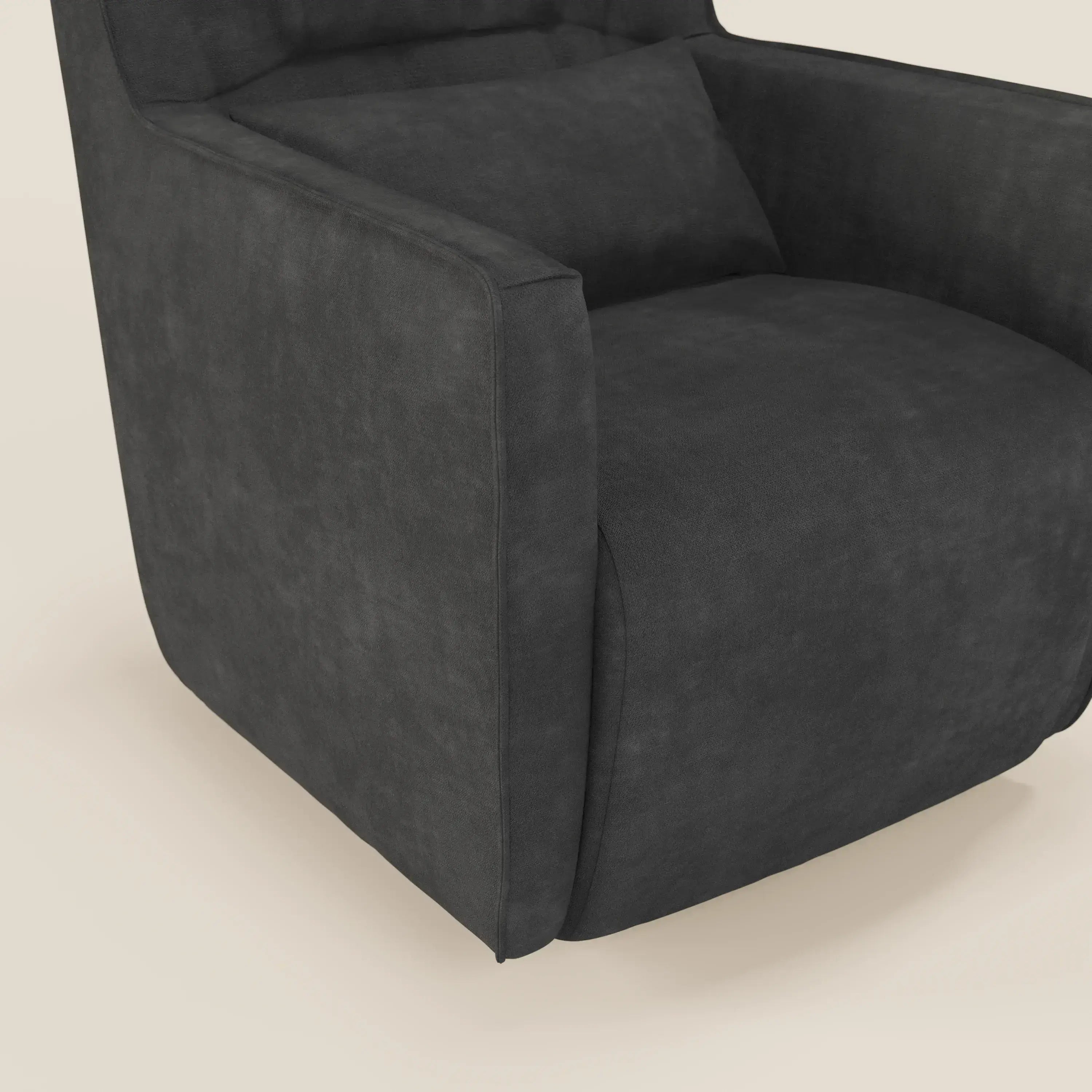 Primo piano di Tulla Poltrona girevole in tessuto impermeabile T02 nero di Divani.Store, con tessuto liscio, braccioli arrotondati e cuscino coordinato. Lo sfondo beige chiaro ne evidenzia il design pulito e minimalista e il comfort compatto.