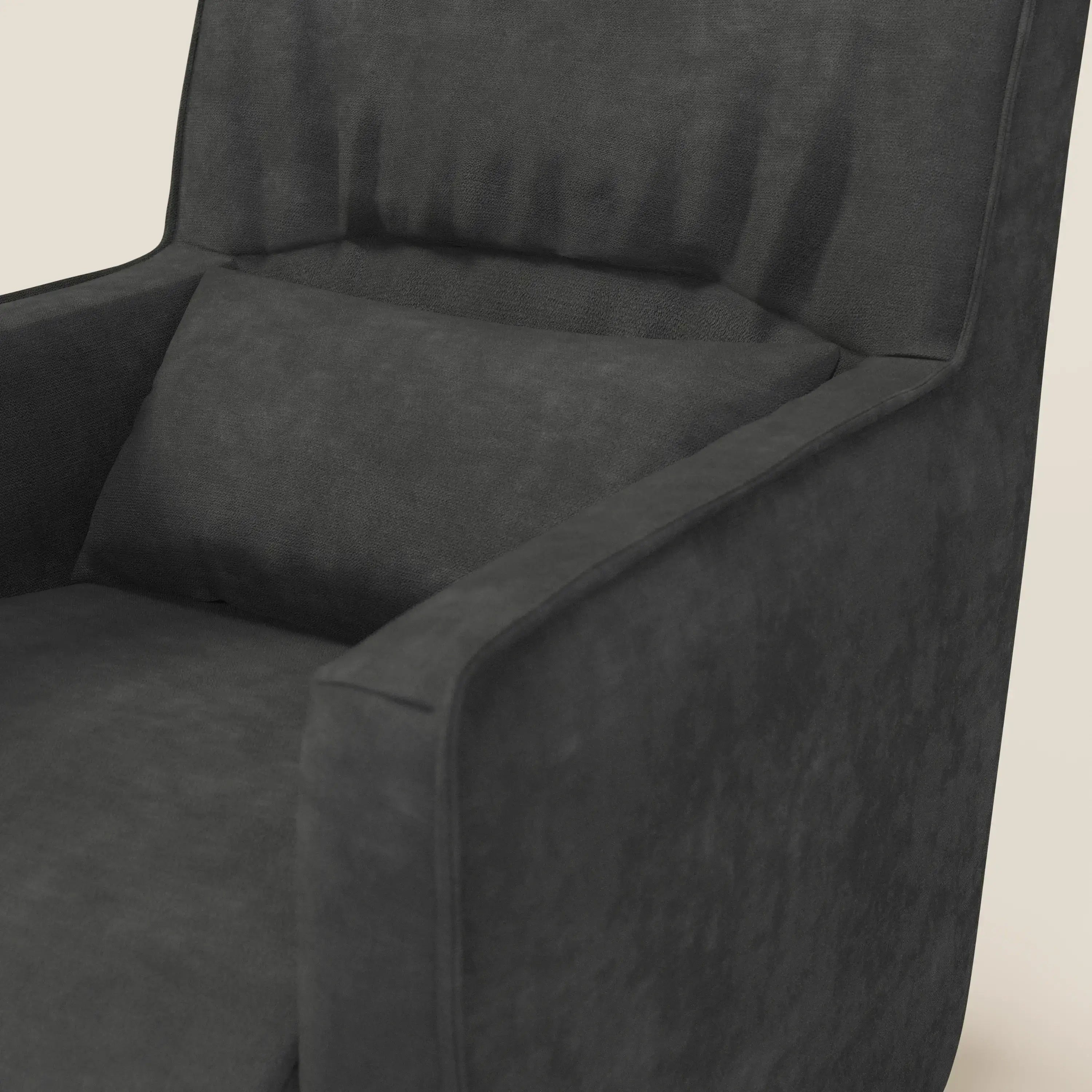 Primo piano di Tulla Poltrona girevole in tessuto impermeabile T02 nero di Divani.Store, con schienale alto, seduta morbida, cuscino di sostegno, braccioli angolati e linee eleganti. In un semplice sfondo beige chiaro.