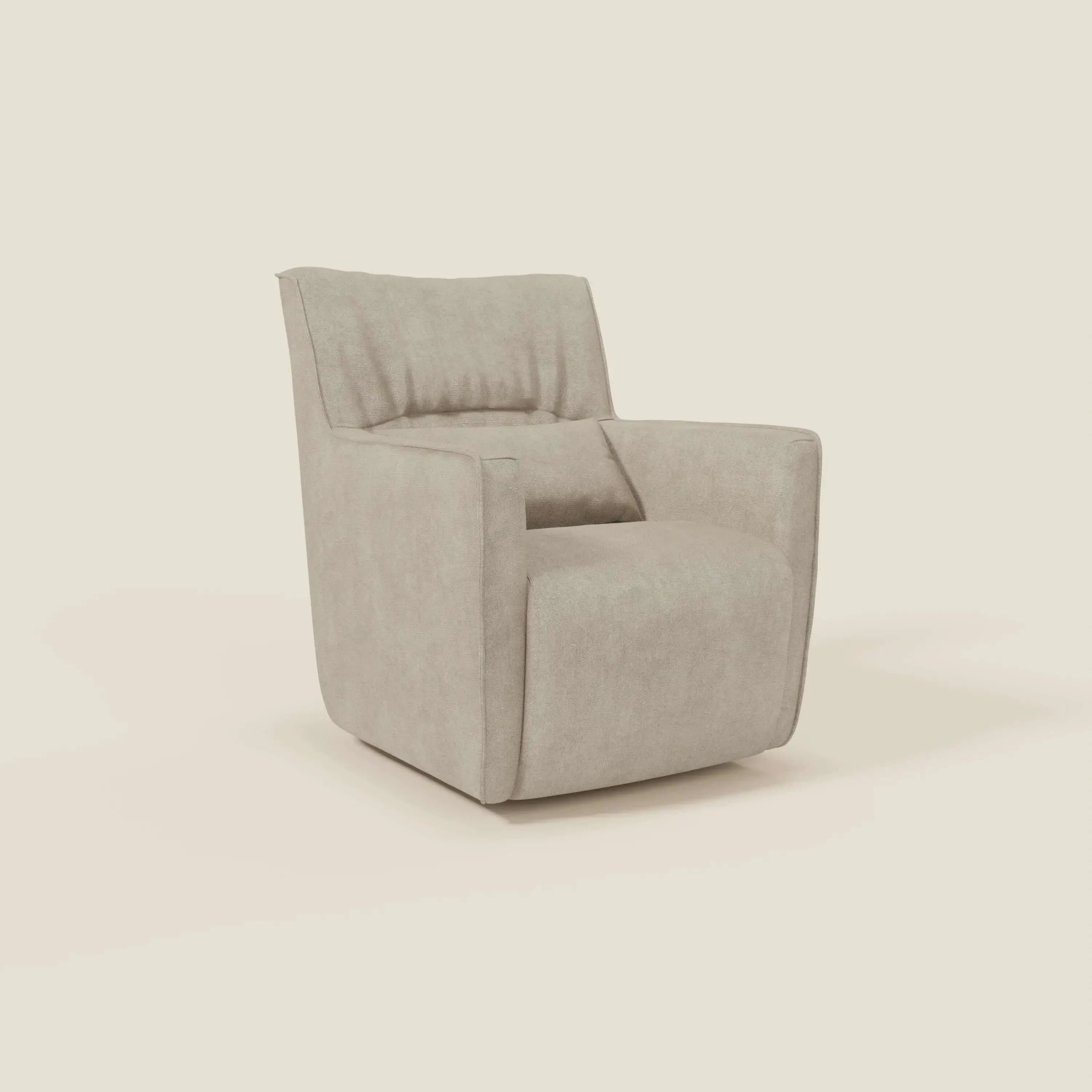 La poltrona girevole Tulla in tessuto impermeabile T02 panna di Divani.Store è caratterizzata da un design compatto e moderno con linee pulite, forma squadrata, schienale basso, braccioli angolati e cuscino di seduta in feltro su una base piatta.