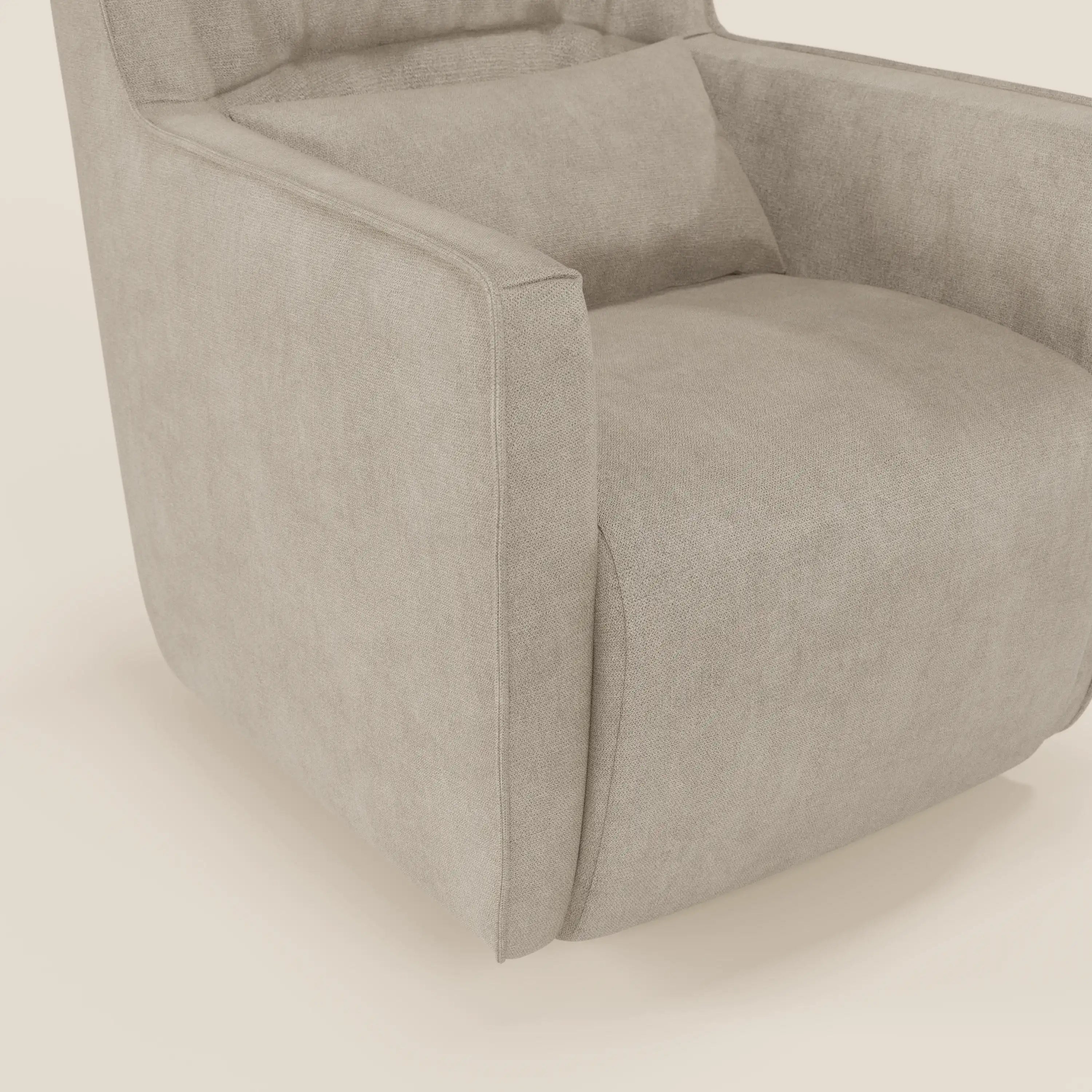 Un primo piano di Tulla Poltrona girevole in tessuto impermeabile T02 panna di Divani.Store mostra il suo design moderno, di colore beige chiaro, e il cuscino di seduta rettangolare in peluche su un semplice sfondo bianco sporco, con solo una parte della sedia visibile.