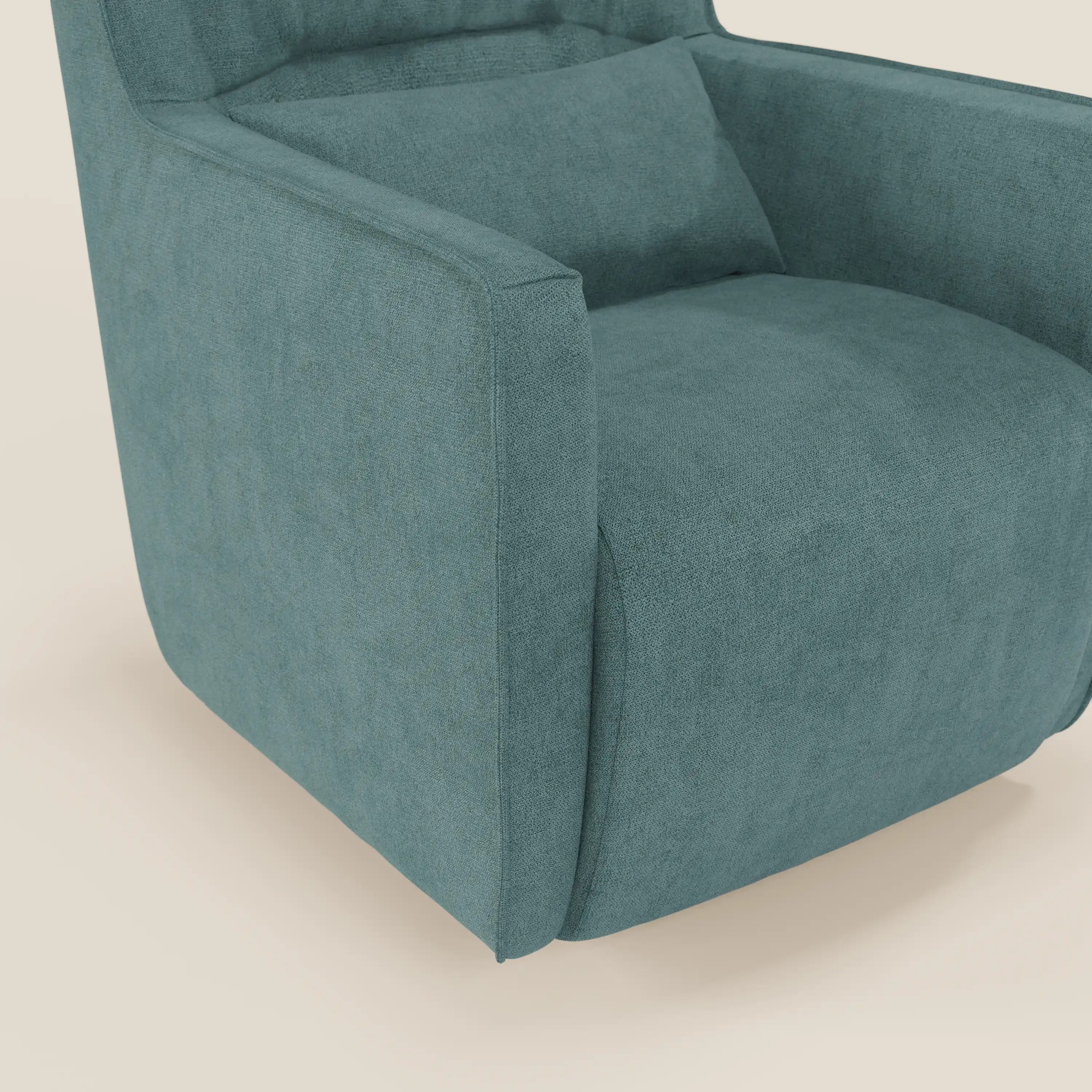 Un primo piano di Tulla Poltrona girevole in tessuto impermeabile T02 petrolio di Divani.Store mostra il bracciolo destro, la seduta e lo schienale. Le linee pulite e il cuscino rettangolare abbinato ne evidenziano il comfort compatto su uno sfondo bianco sporco.