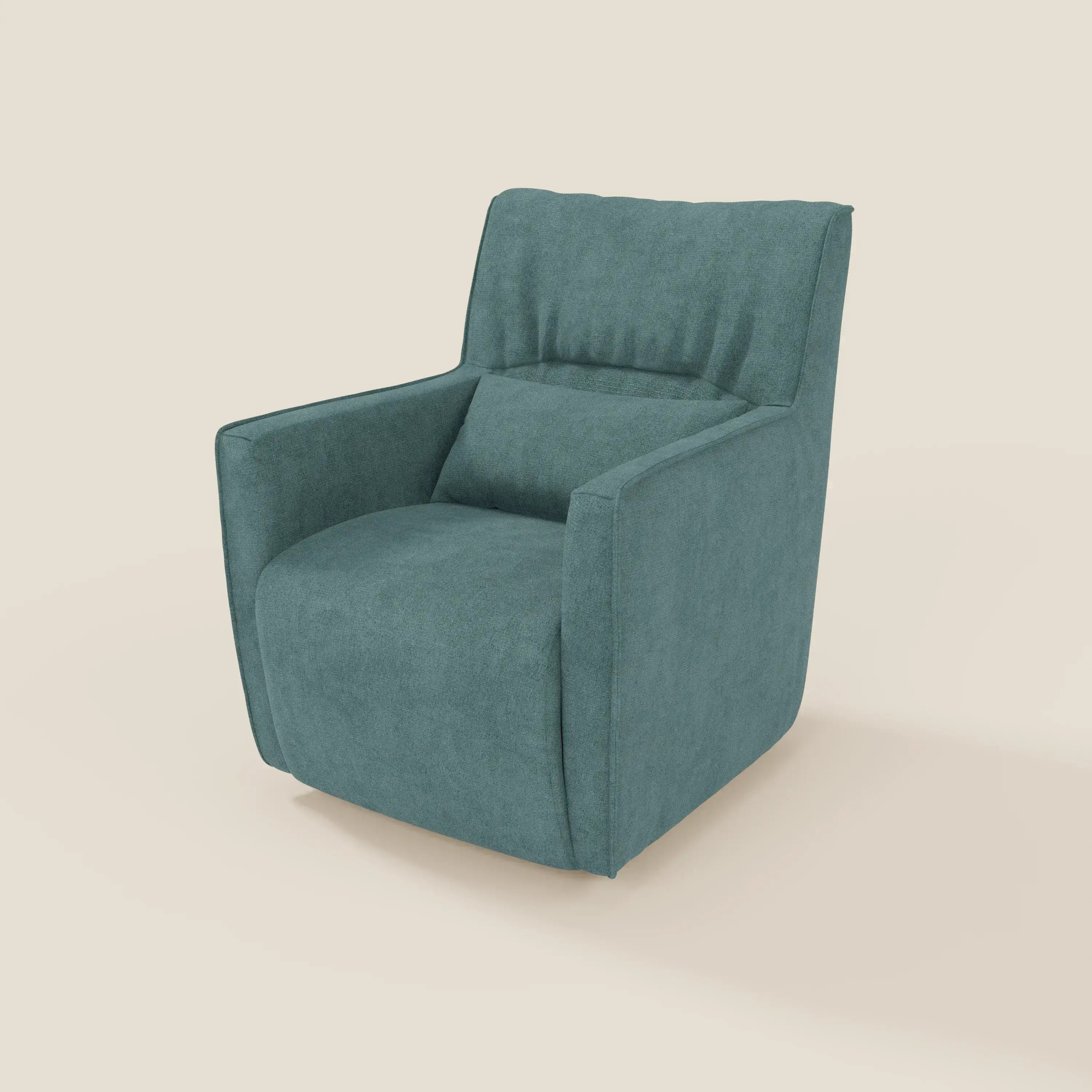 La poltrona girevole Tulla in tessuto impermeabile T02 petrolio di Divani.Store presenta linee pulite, uno schienale alto e ampi braccioli. Boxata e ben ammortizzata, offre un comfort compatto per rilassarsi in spazi contemporanei su uno sfondo beige.