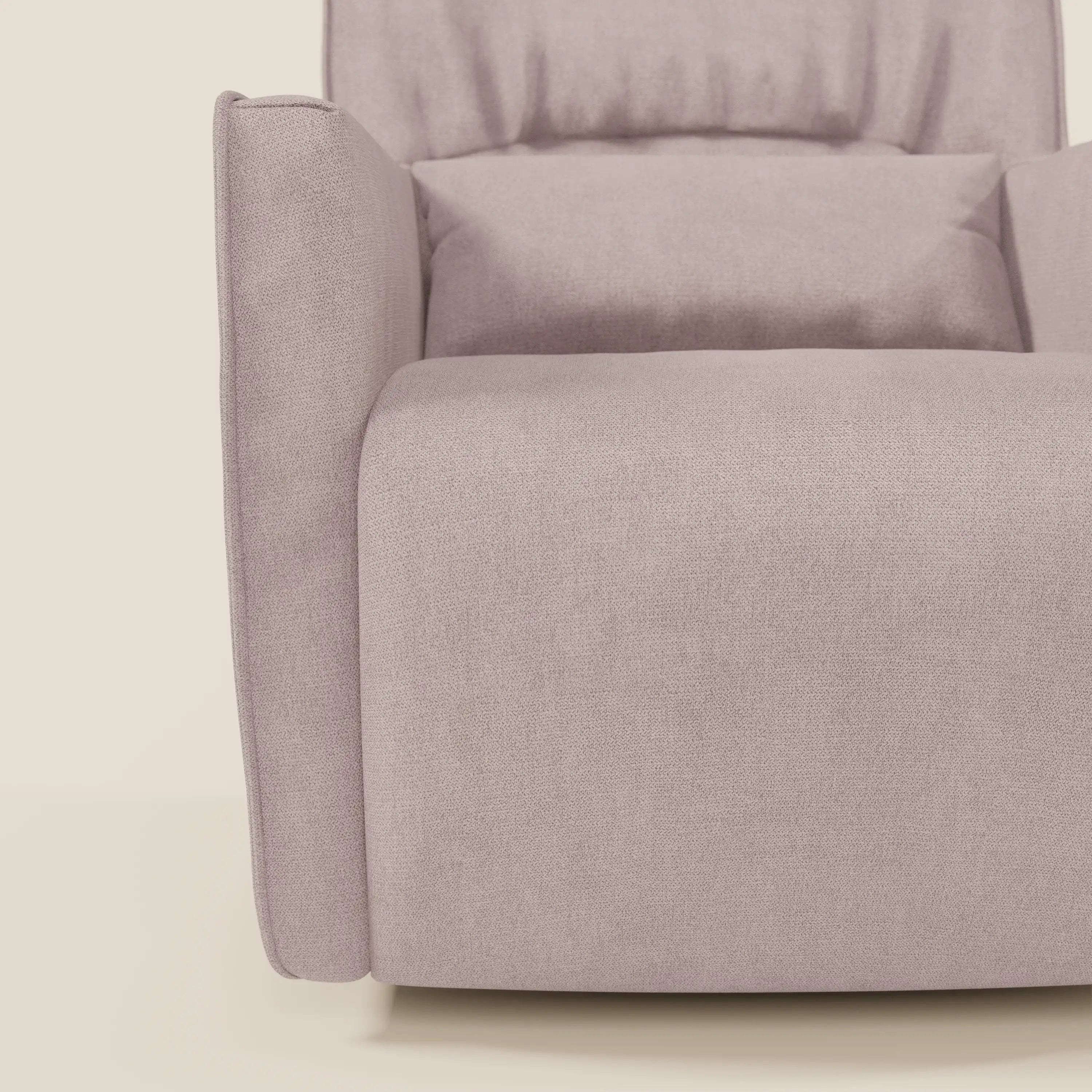 Primo piano di Tulla Poltrona girevole in tessuto impermeabile T02 rosa di Divani.Store, caratterizzata da spessi braccioli imbottiti, seduta compatta e morbido tessuto rosa, il tutto su uno sfondo crema per un tocco minimalista.