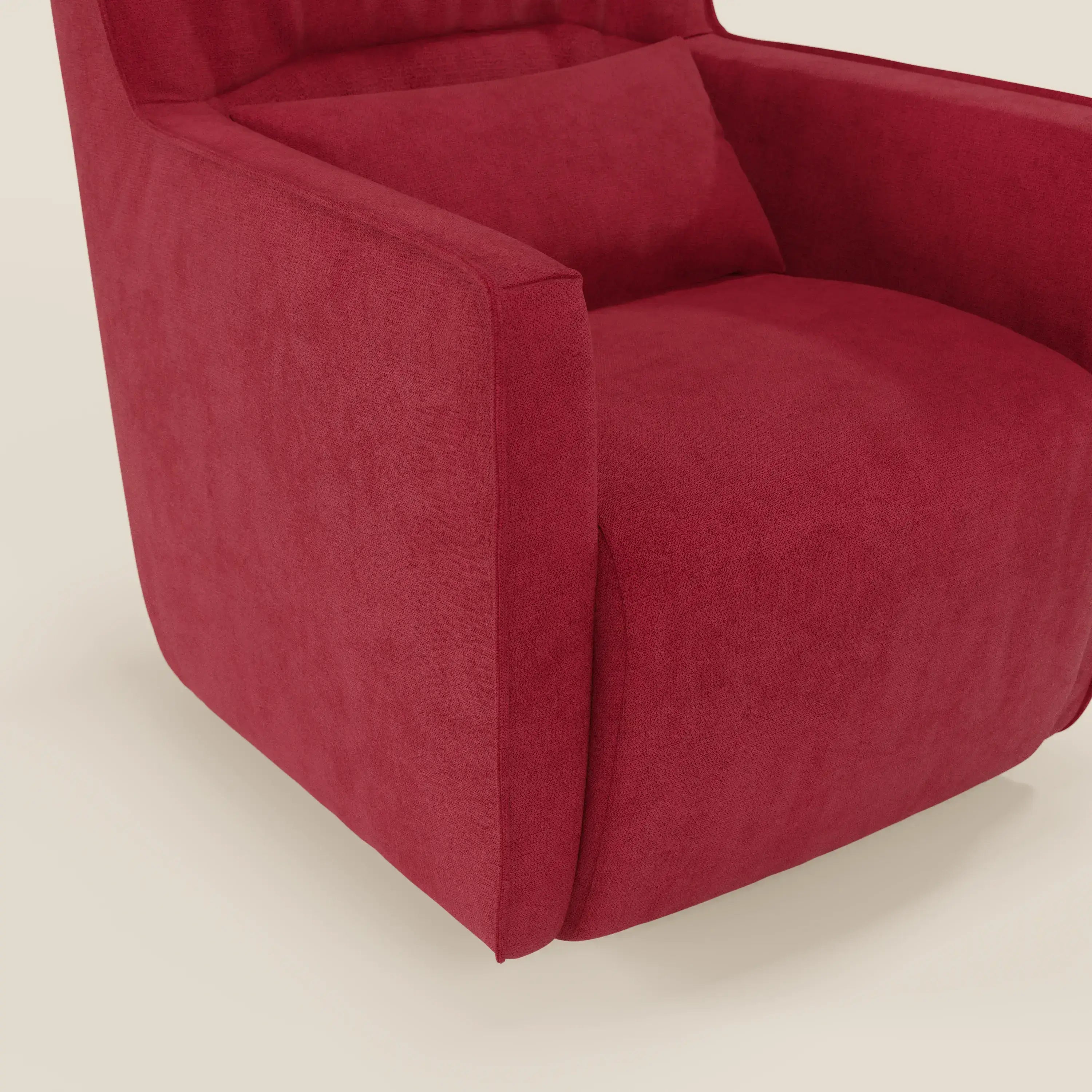 Primo piano di Tulla Poltrona girevole in tessuto impermeabile T02 rosso di Divani.Store. La sedia moderna ha ampi braccioli, una spessa seduta imbottita e un cuscino coordinato per il sostegno dello schienale, su uno sfondo beige chiaro.
