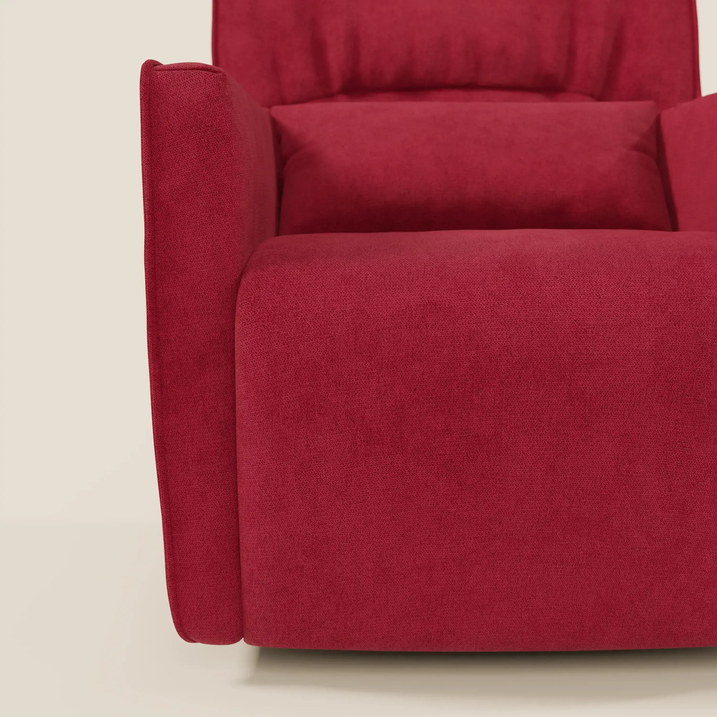 Primo piano di Tulla Poltrona girevole in tessuto impermeabile T02 rosso di Divani.Store, caratterizzata da spessi cuscini squadrati e braccioli dritti imbottiti. La seduta compatta e l'audace tonalità di rosso evidenziano un design moderno e minimalista su uno sfondo chiaro.