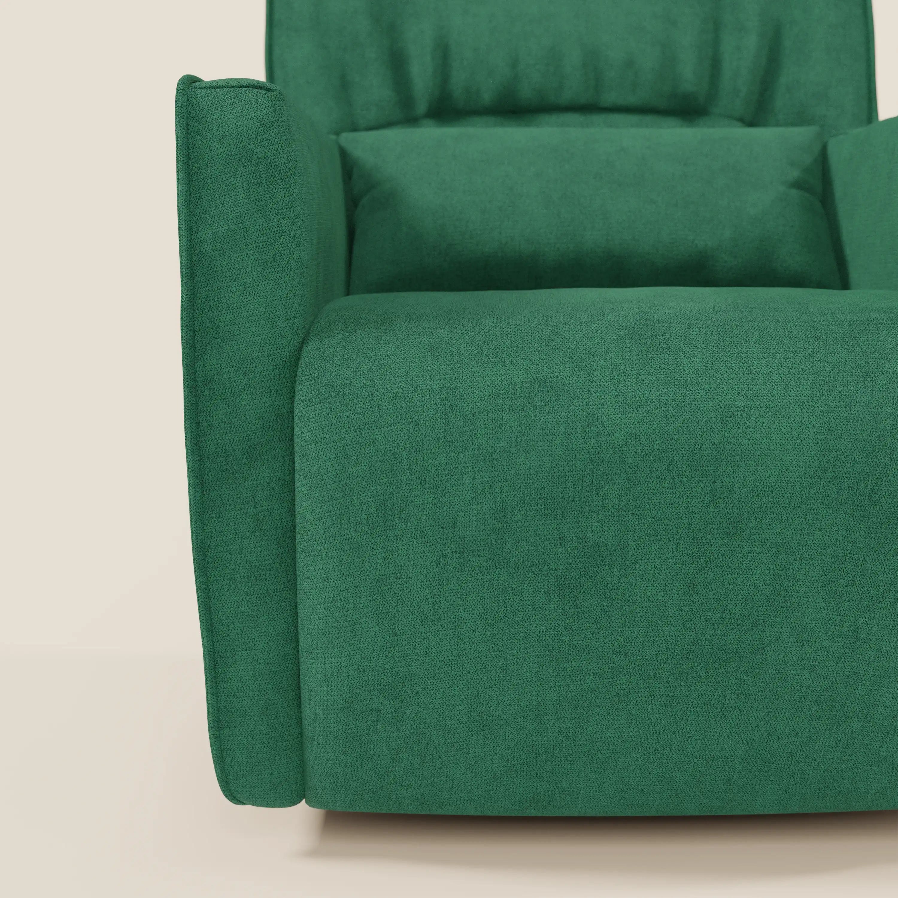 Primo piano della poltrona girevole Tulla in tessuto impermeabile T02 verde di Divani.Store, caratterizzata da cuscini in tessuto, imbottitura verde e focus su bracciolo e seduta su uno sfondo chiaro.