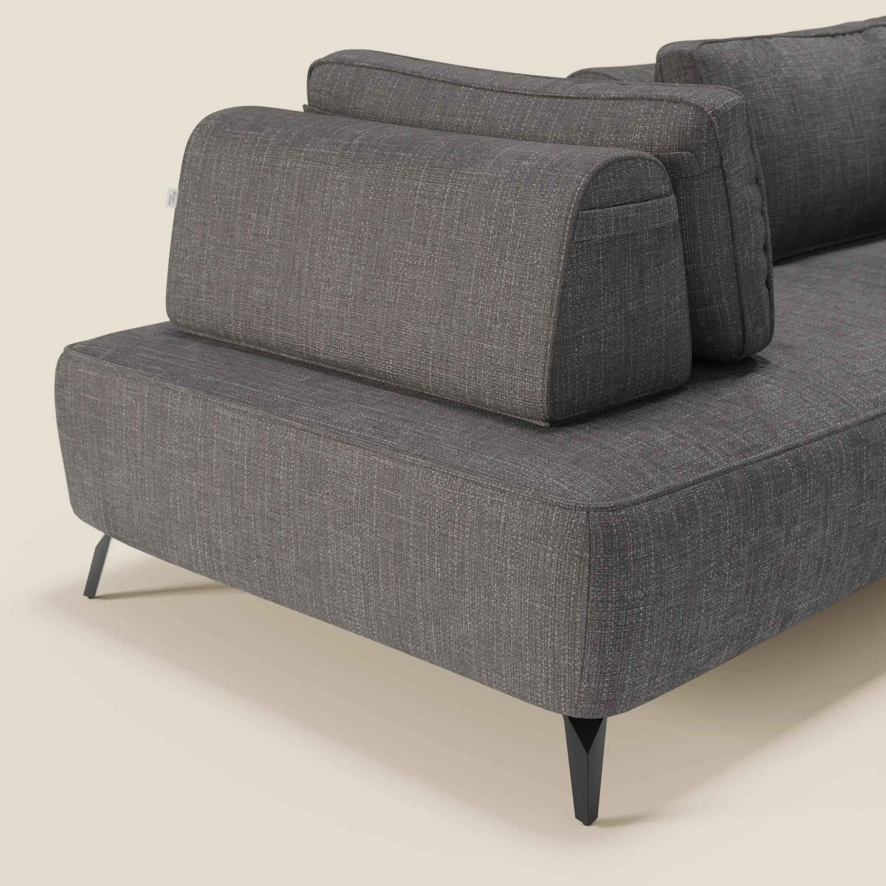 Il divano modulare Volta con schienali mobili di Divani.Store, in raffinato tessuto ciniglia T06 antracite, è caratterizzato da un'imbottitura testurizzata, sottili gambe in metallo nero, linee geometriche e spessi cuscini angolari per uno stile minimalista contemporaneo.