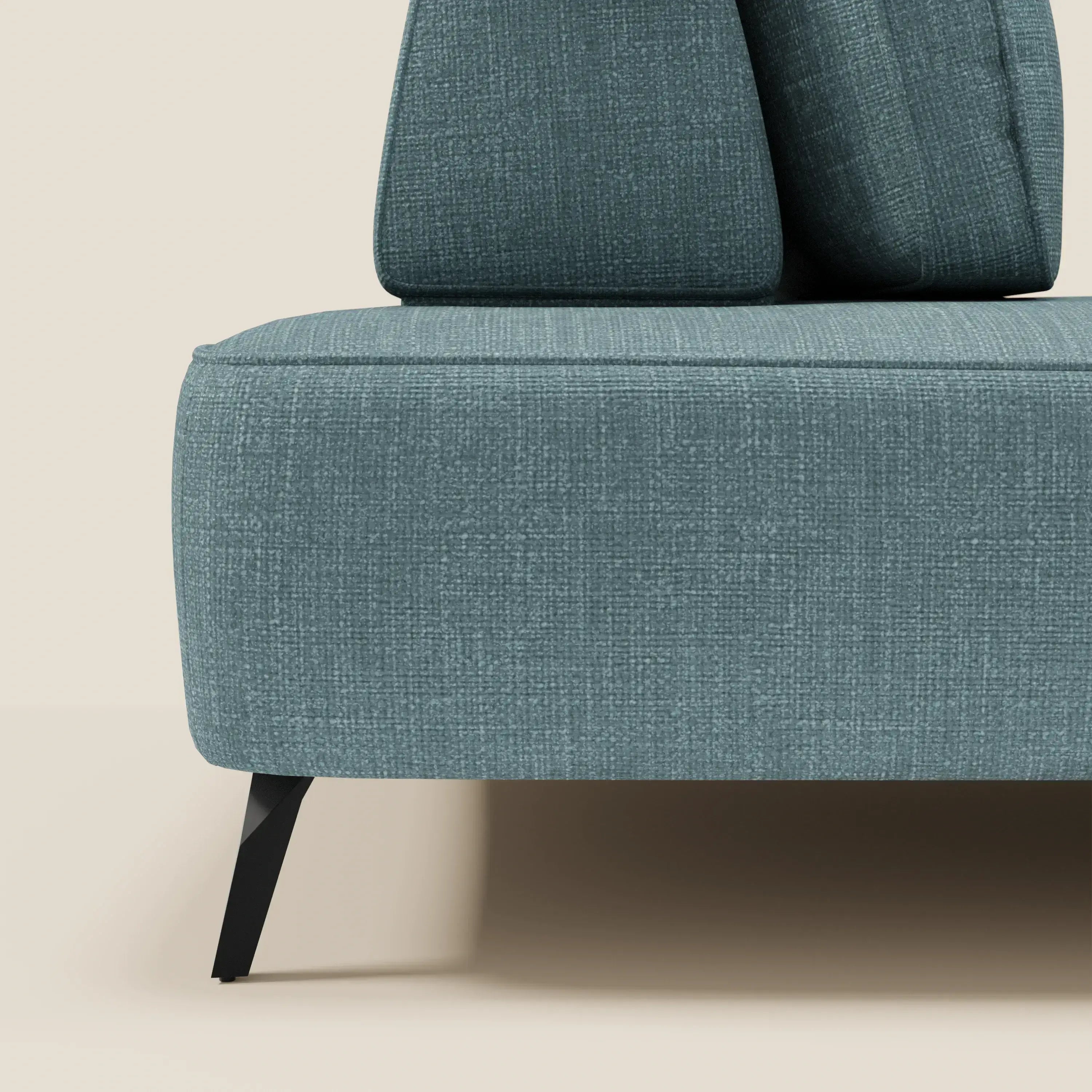 Primo piano del divano modulare Volta di Divani.Store con schienali mobili in raffinato tessuto ciniglia T06 azzurro, che mostra la seduta, gli schienali mobili e l'elegante gamba in metallo angolato nero su sfondo beige.