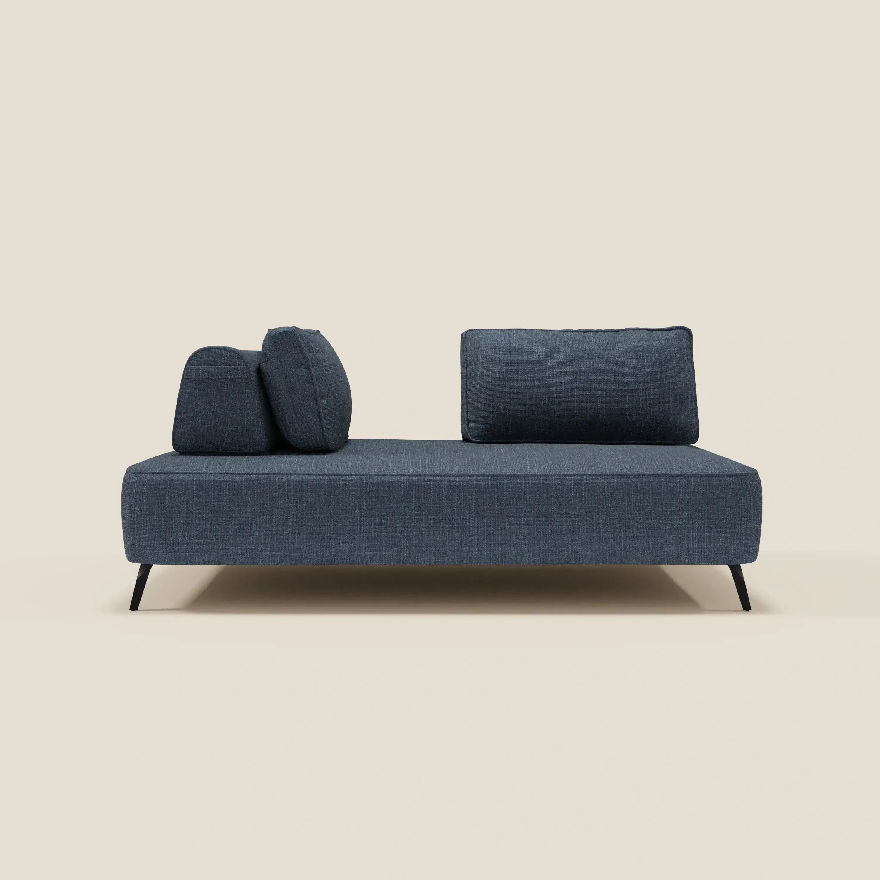 Il divano modulare Volta di Divani.Store è caratterizzato da mobili schienali, cuscino in ciniglia blu T06 e gambe angolari nere e minimaliste: un pezzo contemporaneo in raffinato grigio-blu su sfondo beige.