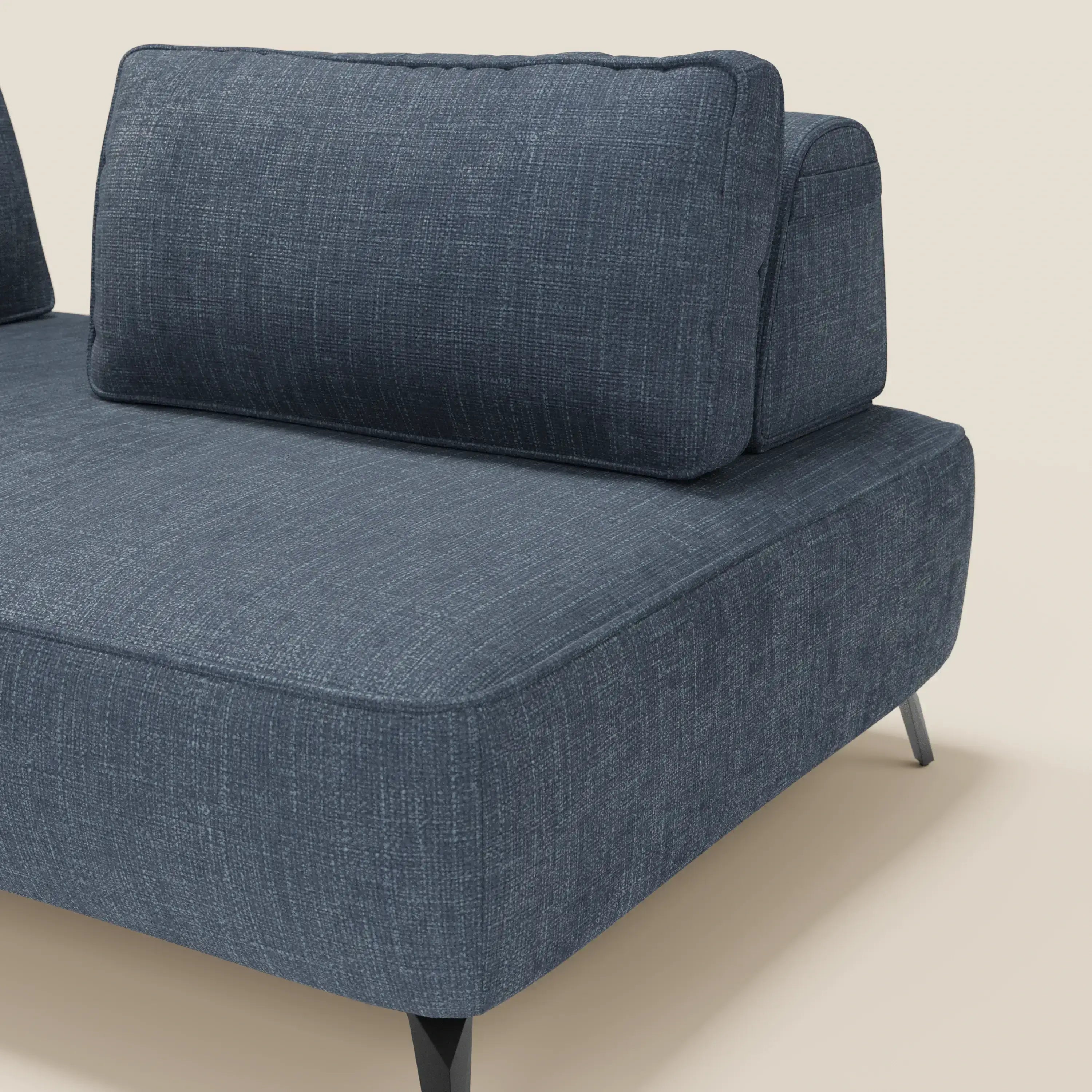 Il divano modulare Volta con schienali mobili in raffinato tessuto ciniglia T06 blu di Divani.Store è caratterizzato da un look moderno con spessi cuscini di seduta, ampi schienali mobili e sottili gambe nere, su uno sfondo beige chiaro.