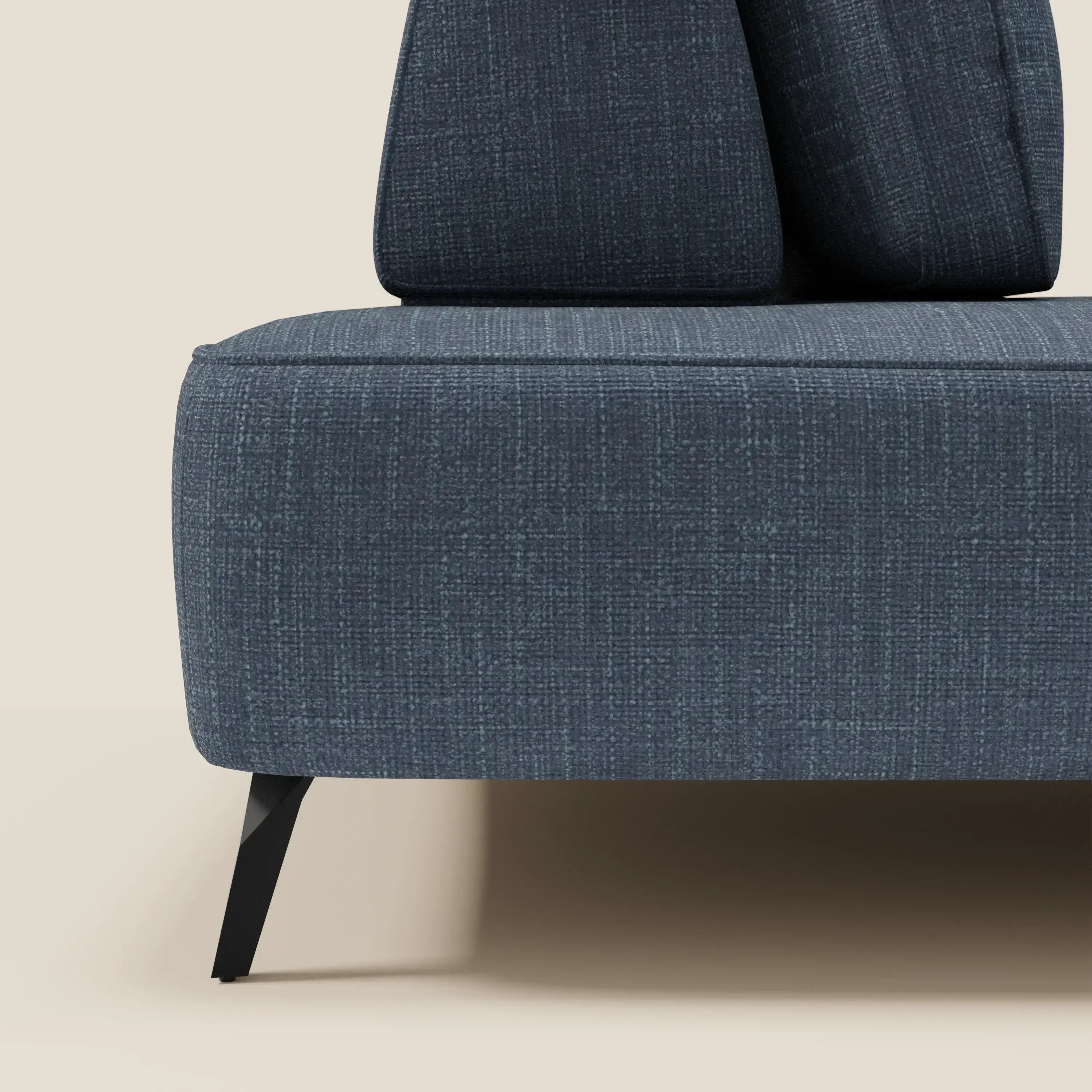 Un primo piano del divano modulare Volta con schienali mobili in raffinato tessuto ciniglia T06 blu di Divani.Store ne evidenzia il design elegante e contemporaneo e gli schienali mobili regolabili per un comfort personalizzabile.