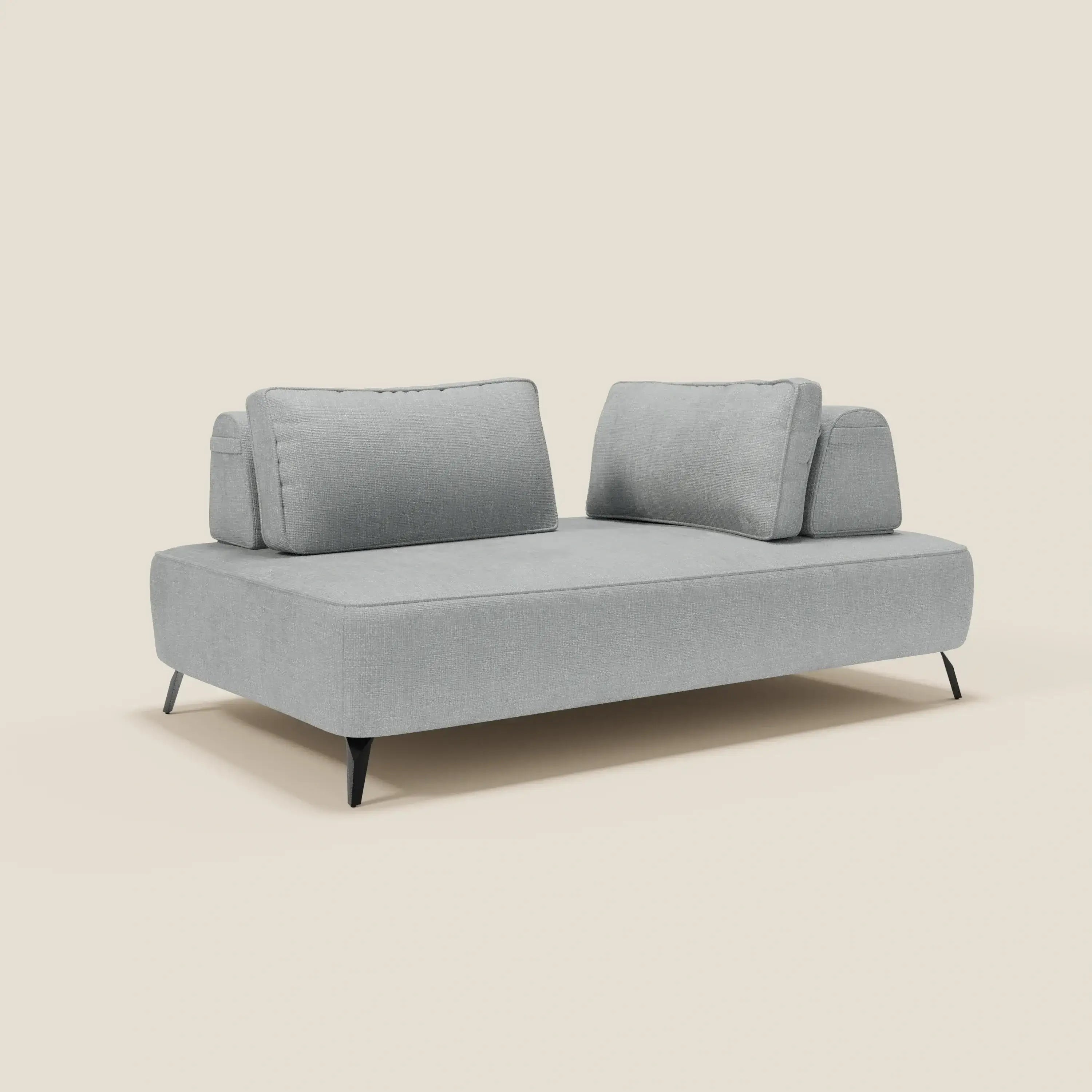 Il divano Volta modulare con schienali mobili in tessuto ciniglia T06 ghiaccio di Divani.Store presenta un design contemporaneo, due cuscini, gambe nere inclinate e silhouette boxy su sfondo beige.