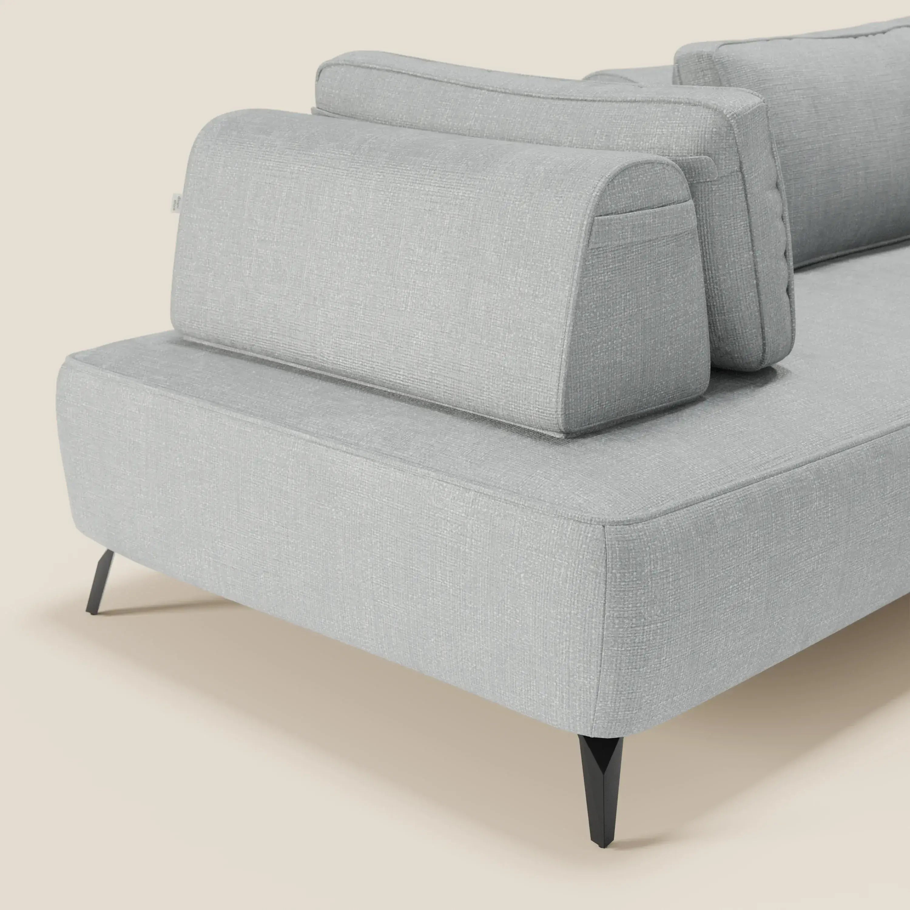 Il divano Volta modulare con schienali mobili in tessuto ciniglia T06 ghiaccio di Divani.Store presenta linee pulite, gambe nere inclinate e uno schienale geometrico; il fondo beige esalta il design contemporaneo e minimalista.